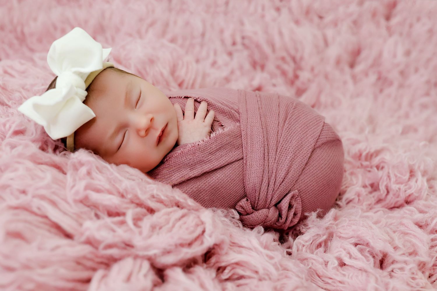newborn-photography-girl-in-pink-sleeping-bend-oregon