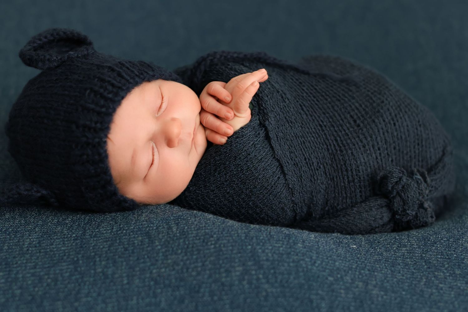 newborn-photography-boy-in-blue-bend-oregon