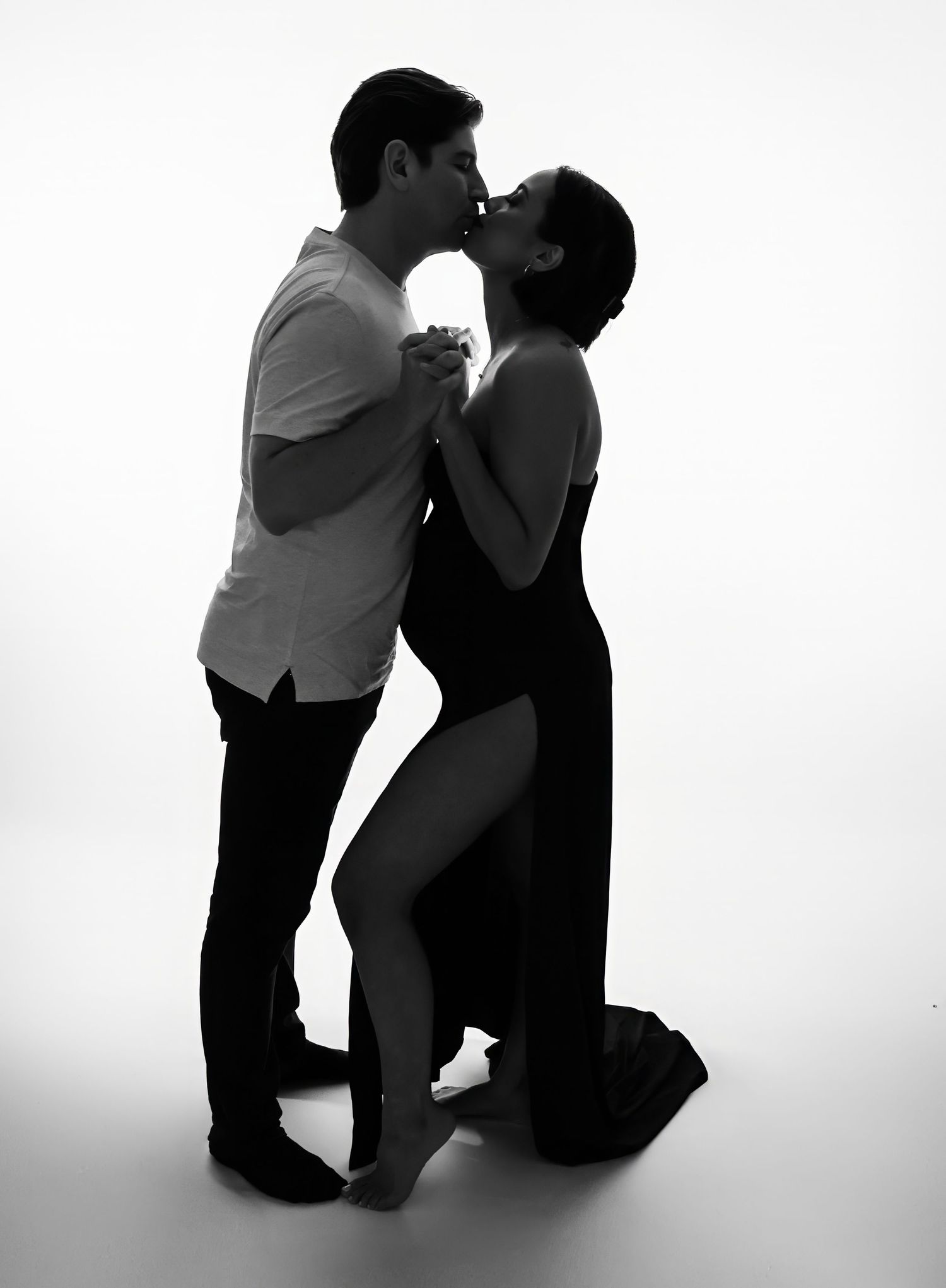black-and-white-maternity-photoshoot-bend-regon