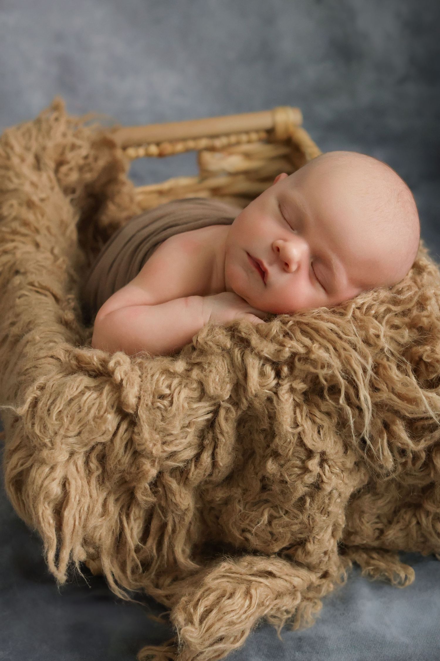 newborn-sleeping-in-bin-bend-oregon