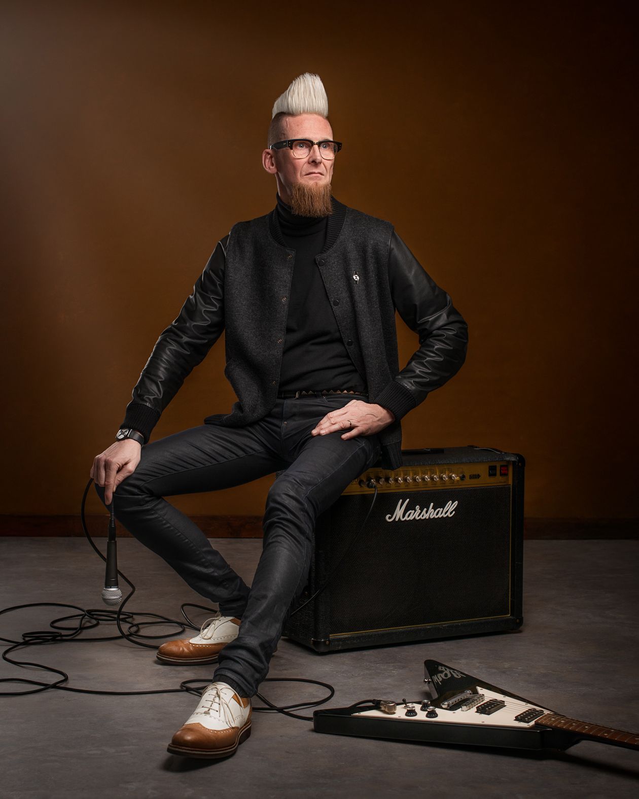 Artiest op de foto portret zanger muzikant. Fotoshoot voor artiesten.