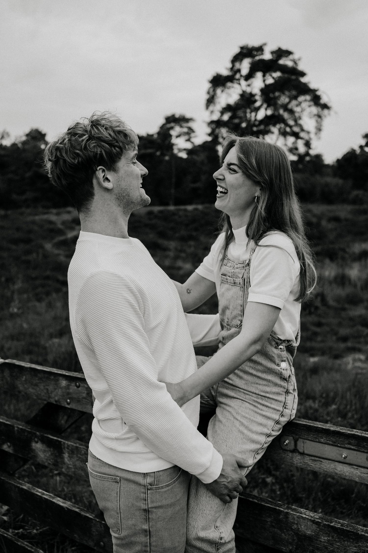 verliefd koppel tijdens een fotoshoot in de achterhoek op een mooie buitenlocatie