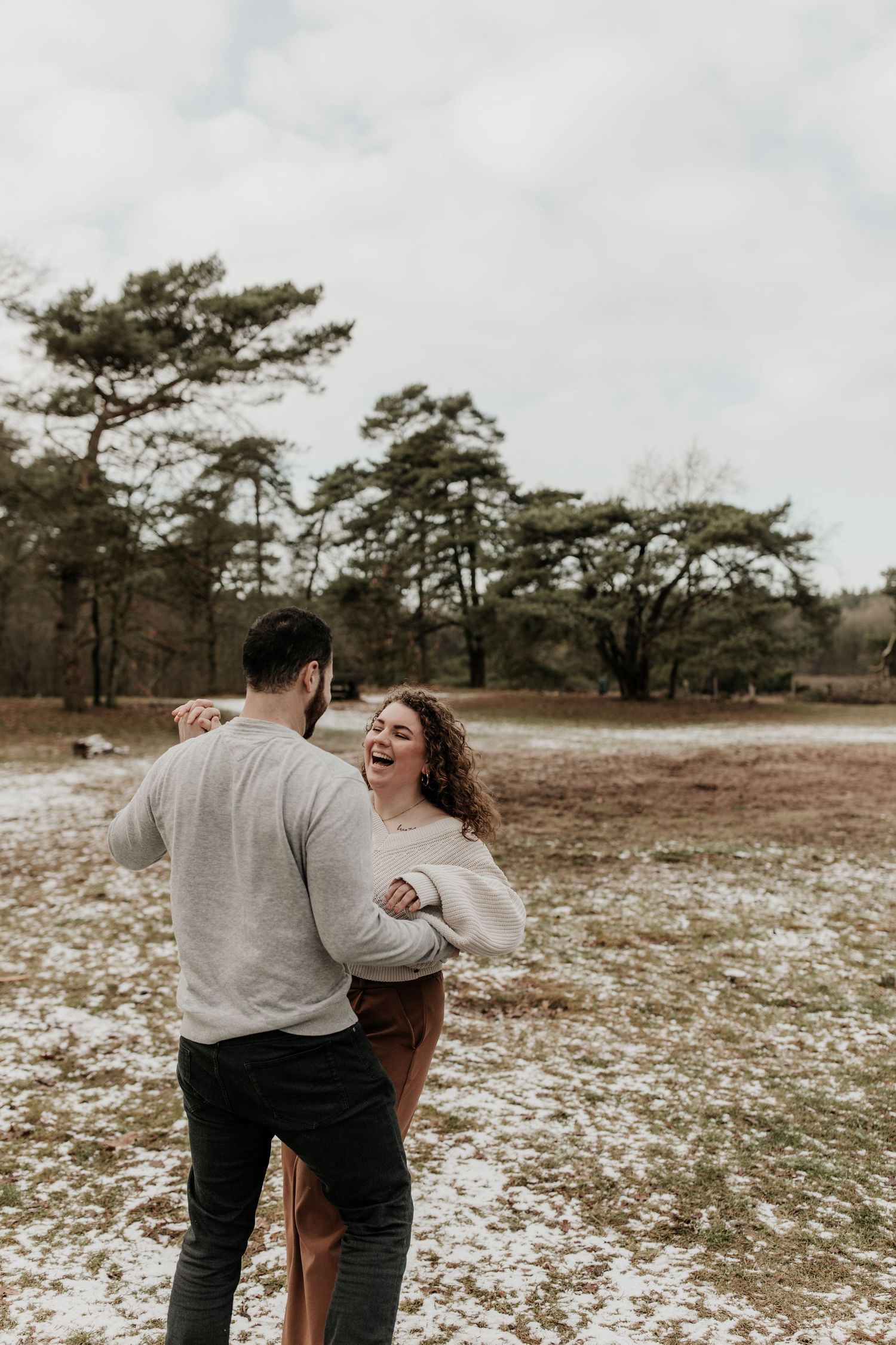 verliefd stel tijdens een fotoshoot in lievelde
