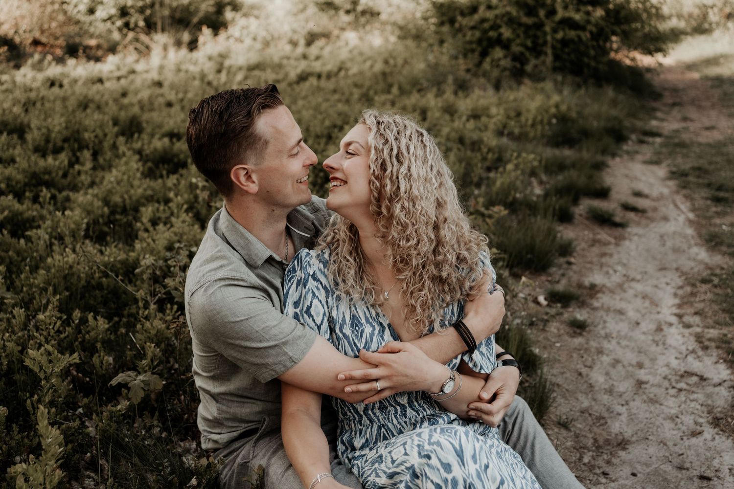 koppel tijdens een loveshoot in de natuur, spontaan beeld vol liefde