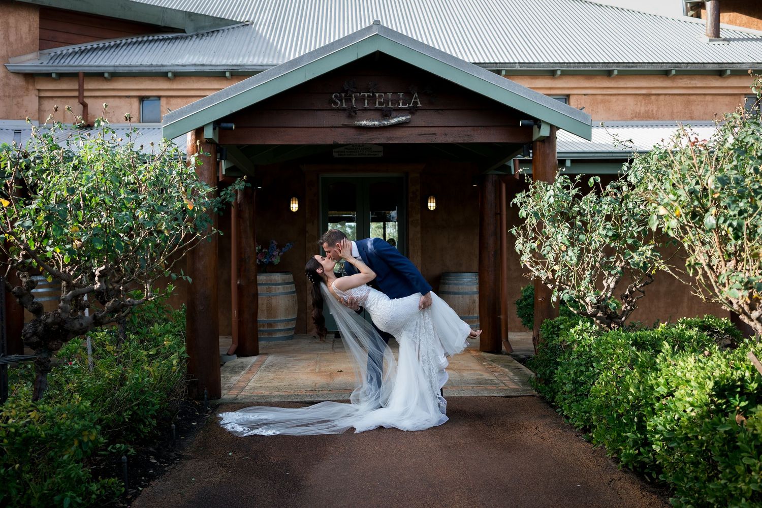 couple at sittella winery wedding, vineyard wedding, photos by willie thow photography