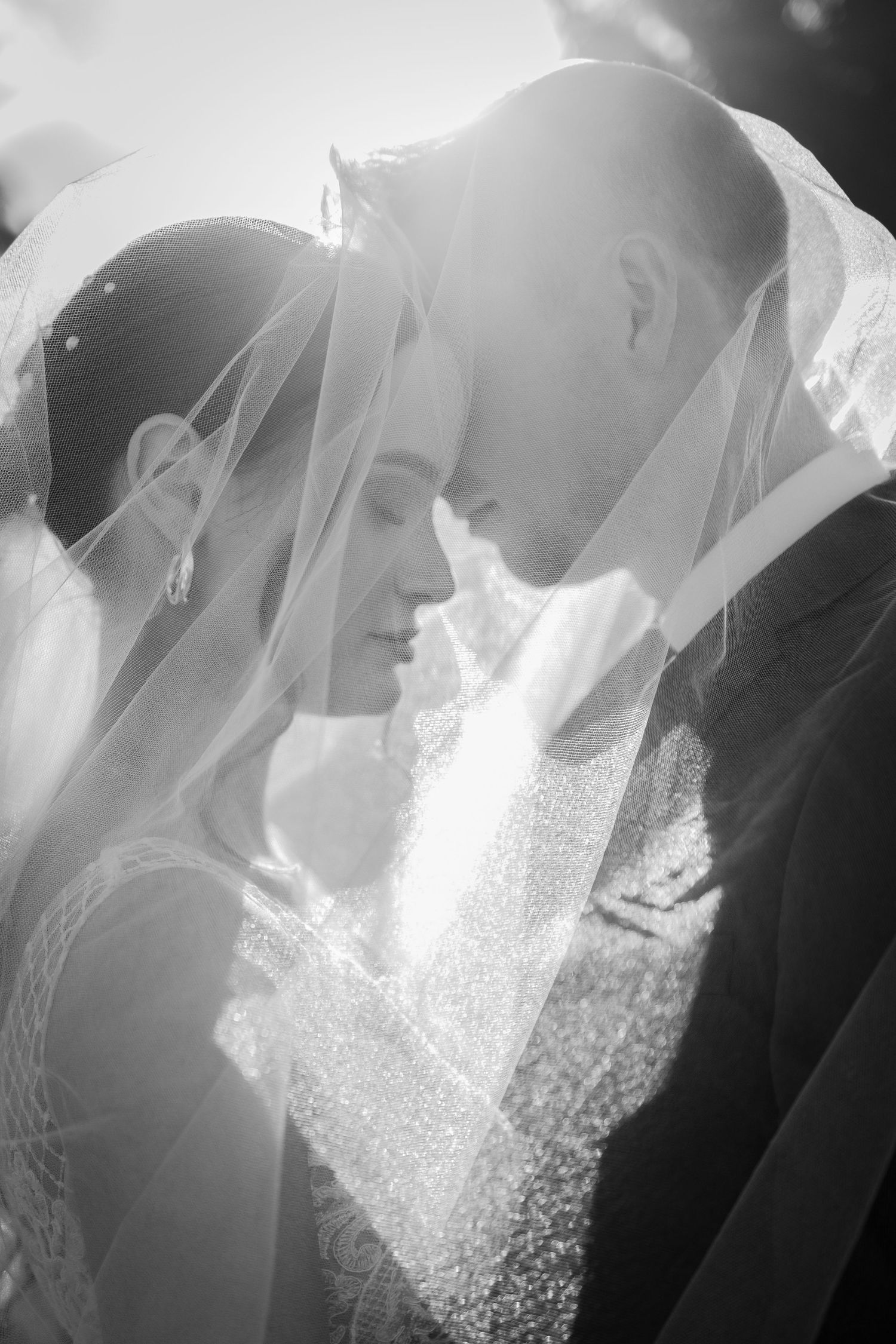 couple at sittella winery wedding, vineyard wedding, photos by willie thow photography