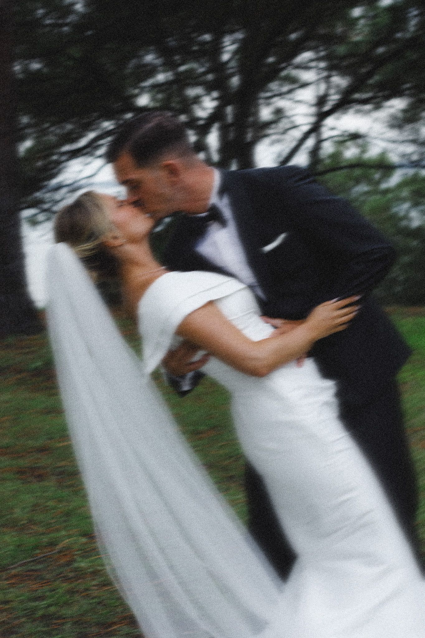 Elegant and natural photography capturing authentic moments, romance, and timeless beauty in weddings, portraits, and fashion.