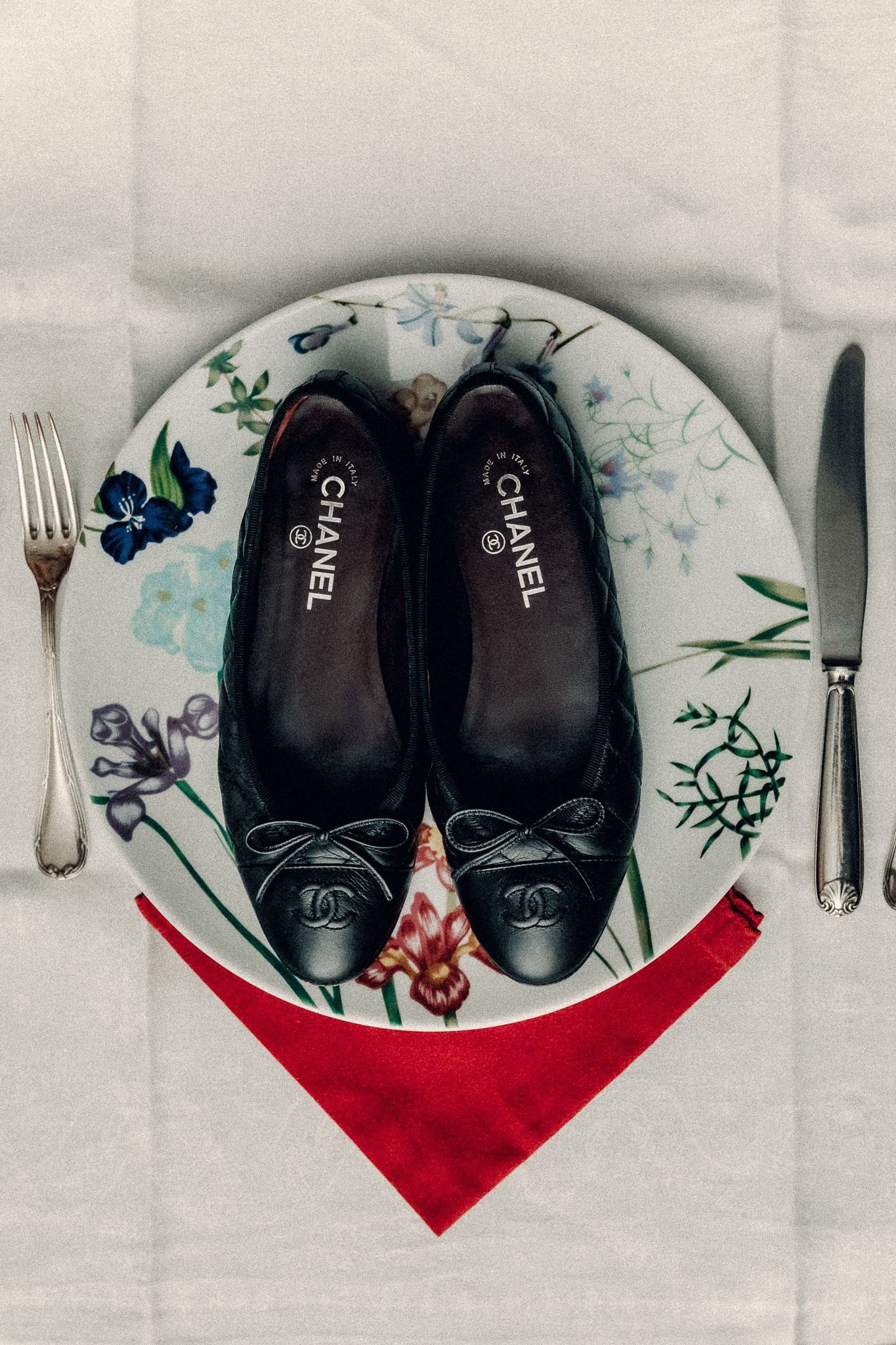Elegant and natural photography capturing authentic moments, romance, and timeless beauty in weddings, portraits, and fashion.