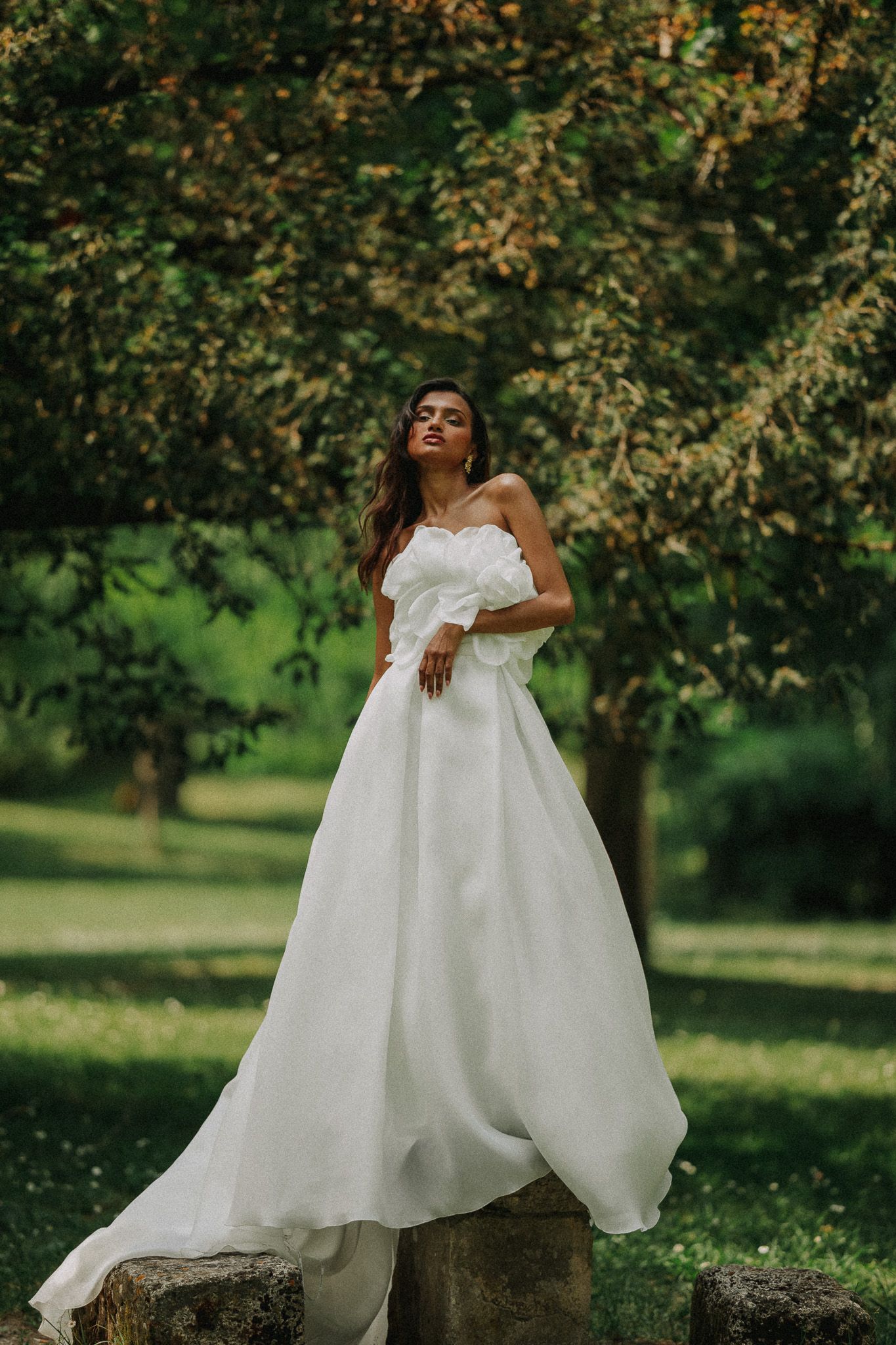 Elegant and natural photography capturing authentic moments, romance, and timeless beauty in weddings, portraits, and fashion.