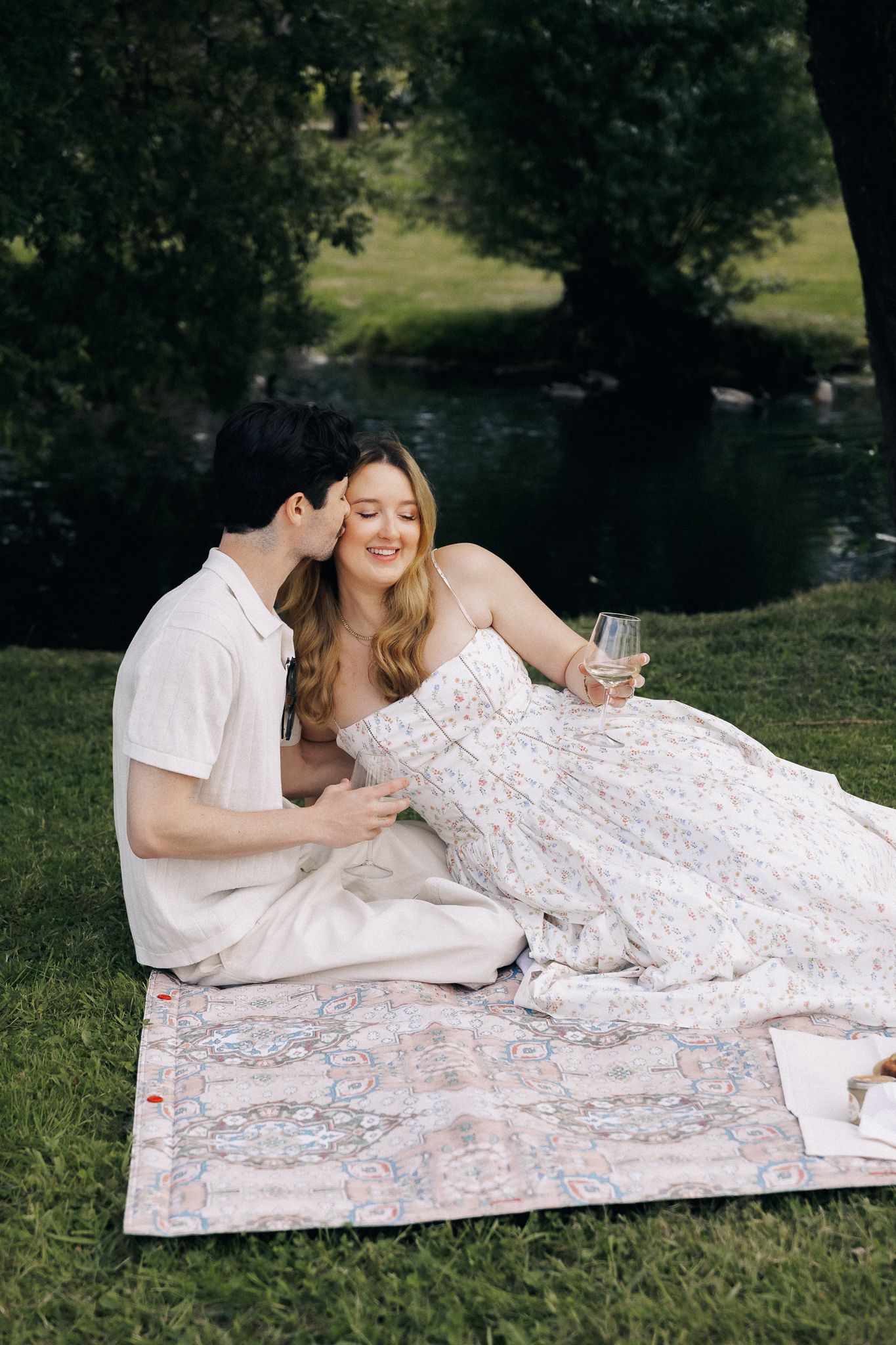 Elegant and natural photography capturing authentic moments, romance, and timeless beauty in weddings, portraits, and fashion.