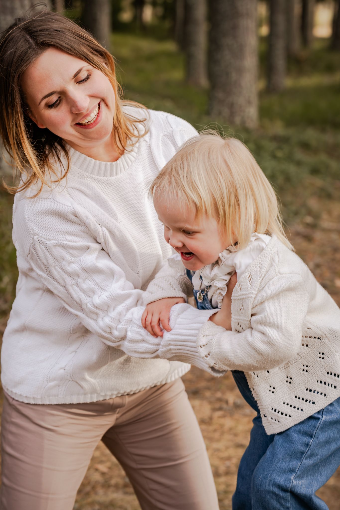 Glädjefull lekstund mellan mamma och dotter i skogen. Fotograf, familjefotograf, Umeå, Västerbotten