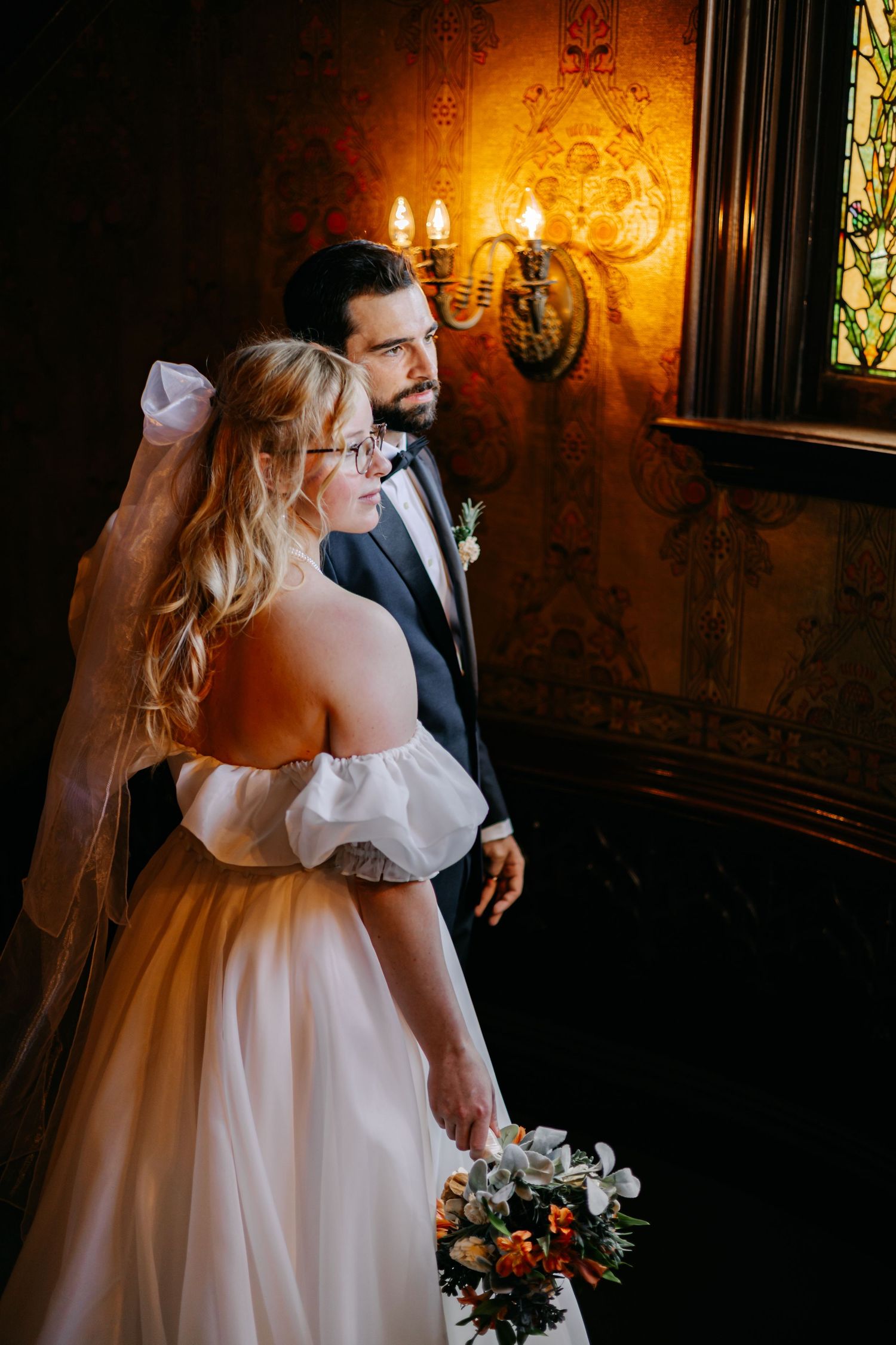 Bride and groom at Joslyn Castle, a historic Omaha wedding venue