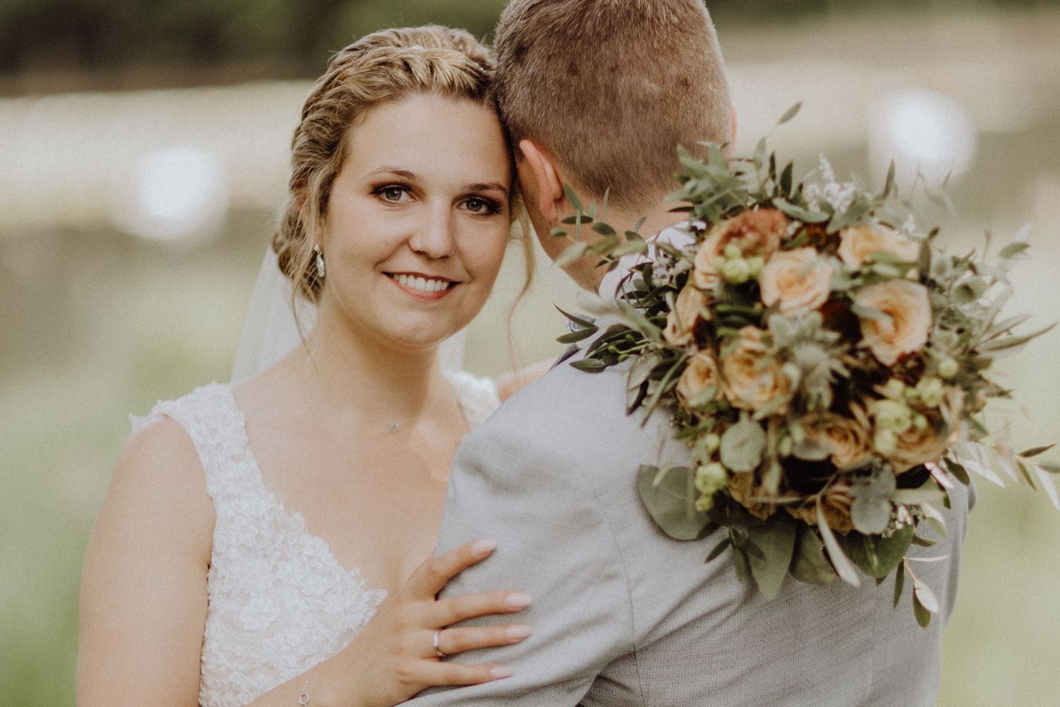 Ein zärtlicher Hochzeitsmoment zwischen zwei Menschen mit einem schönen Blumenstrauß in Gifhorn.