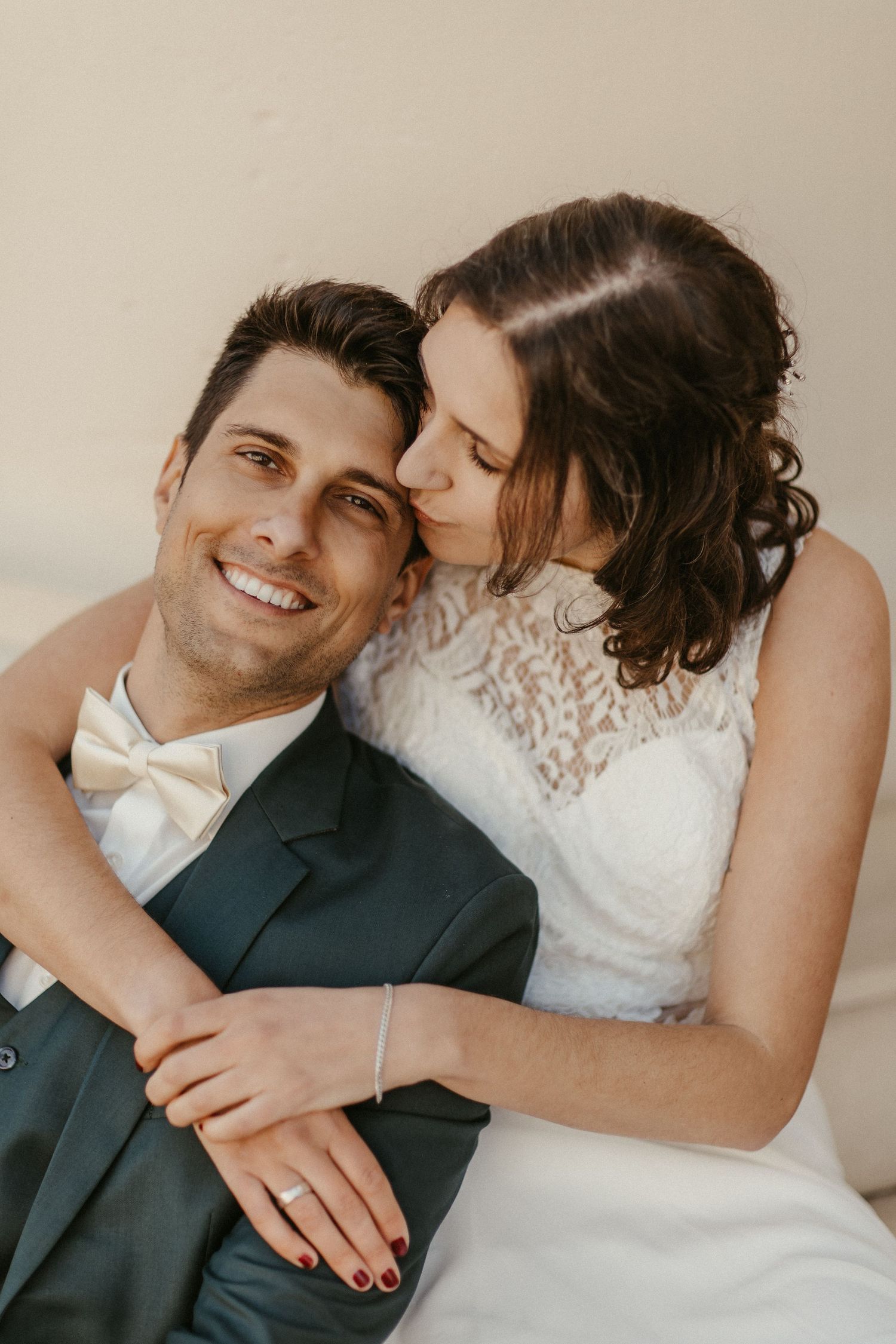 Ein intimes Hochzeitsporträt, das Freude und Zuneigung zeigt.