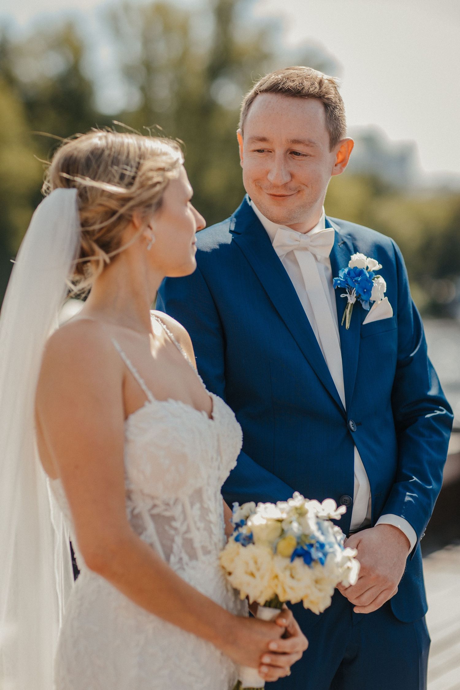 Hochzeitspaar teilt einen zärtlichen Moment im Freien während der freien Trauung in Hamburg an der Alster.