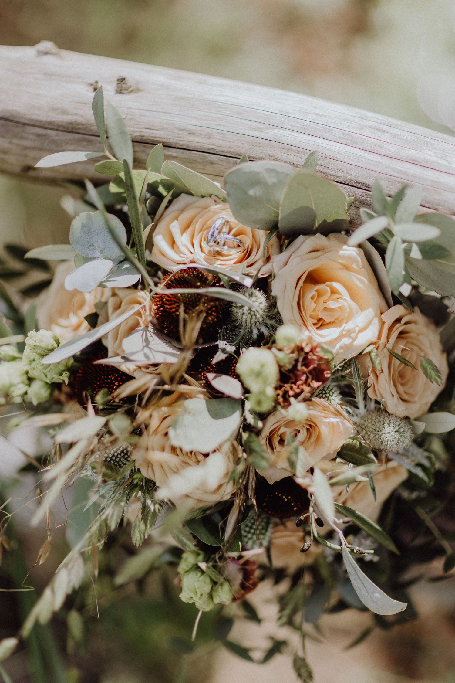 Nahaufnahme eines romantischen Pfirsichrosen-Hochzeitsstraußes mit Eukalyptus- und Grünakzenten in Gifhorn.