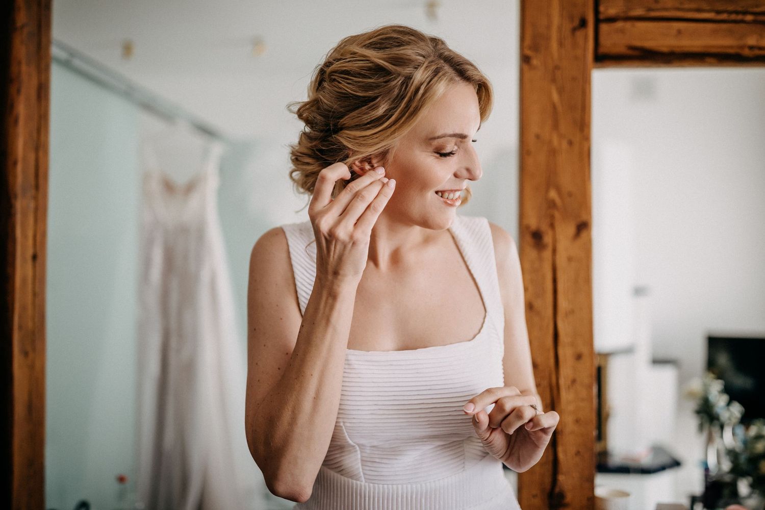 Bereiten Sie sich auf den Hochzeitstag mit elegantem Schmuck und Vorbereitungen vor.