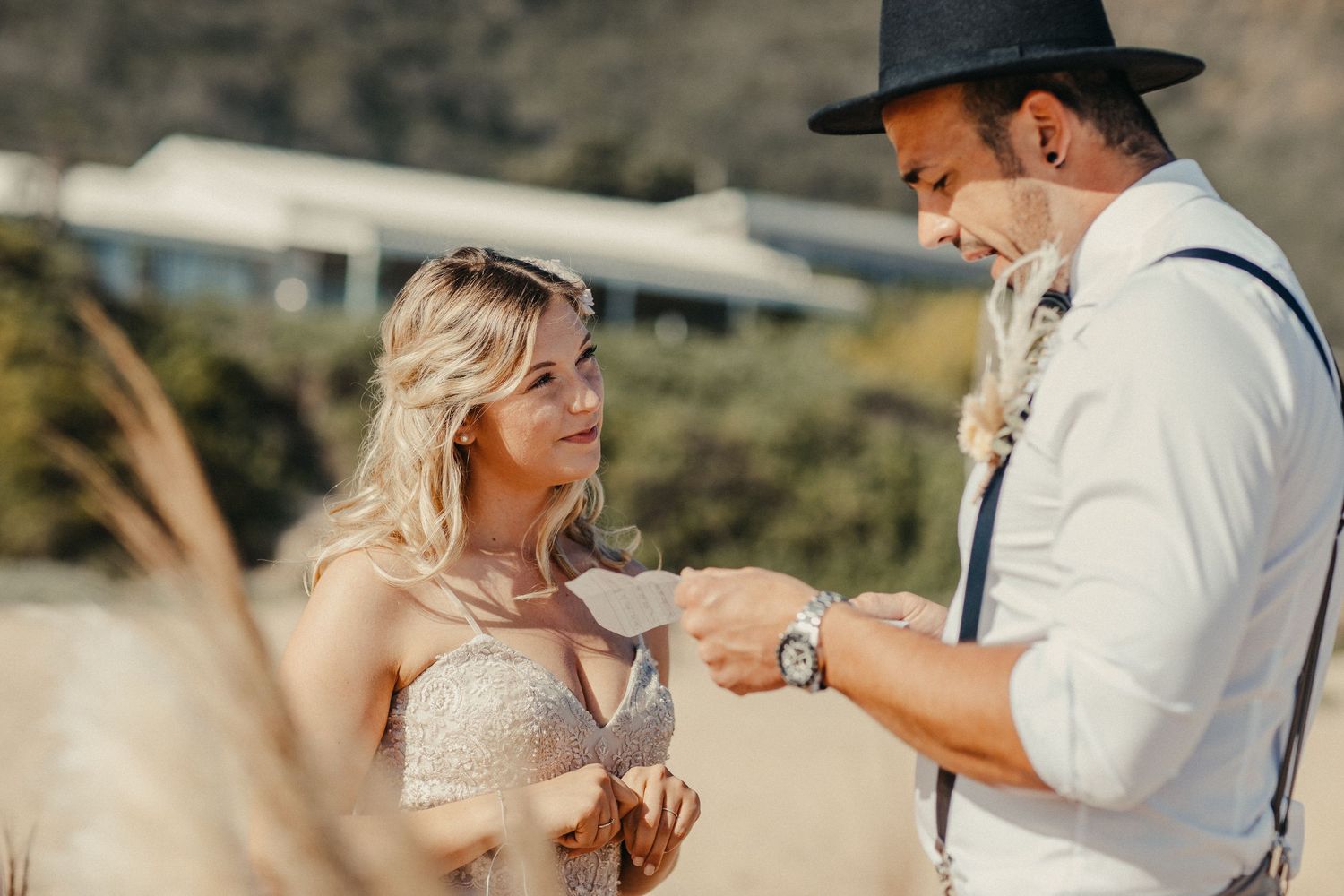 Intimer Hochzeitsmoment während der Strandzeremonie mit Vintage-inspirierter Kleidung.