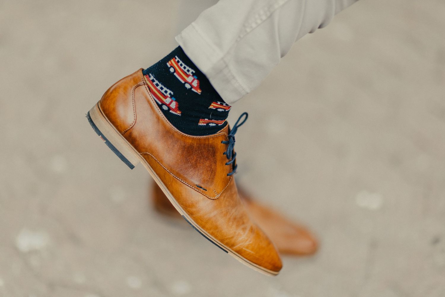 Nahaufnahme von braunem Lederschuh mit schwarzen Socken für Hochzeitskleidung.