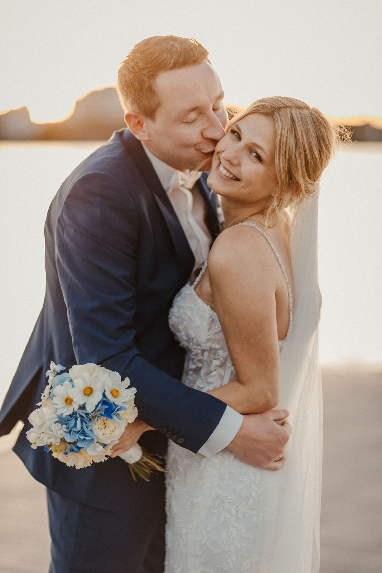 Romantisches Sonnenuntergangsporträt eines Hochzeitspaares, das intime Momente mit goldenem Licht teilt in Hamburg.