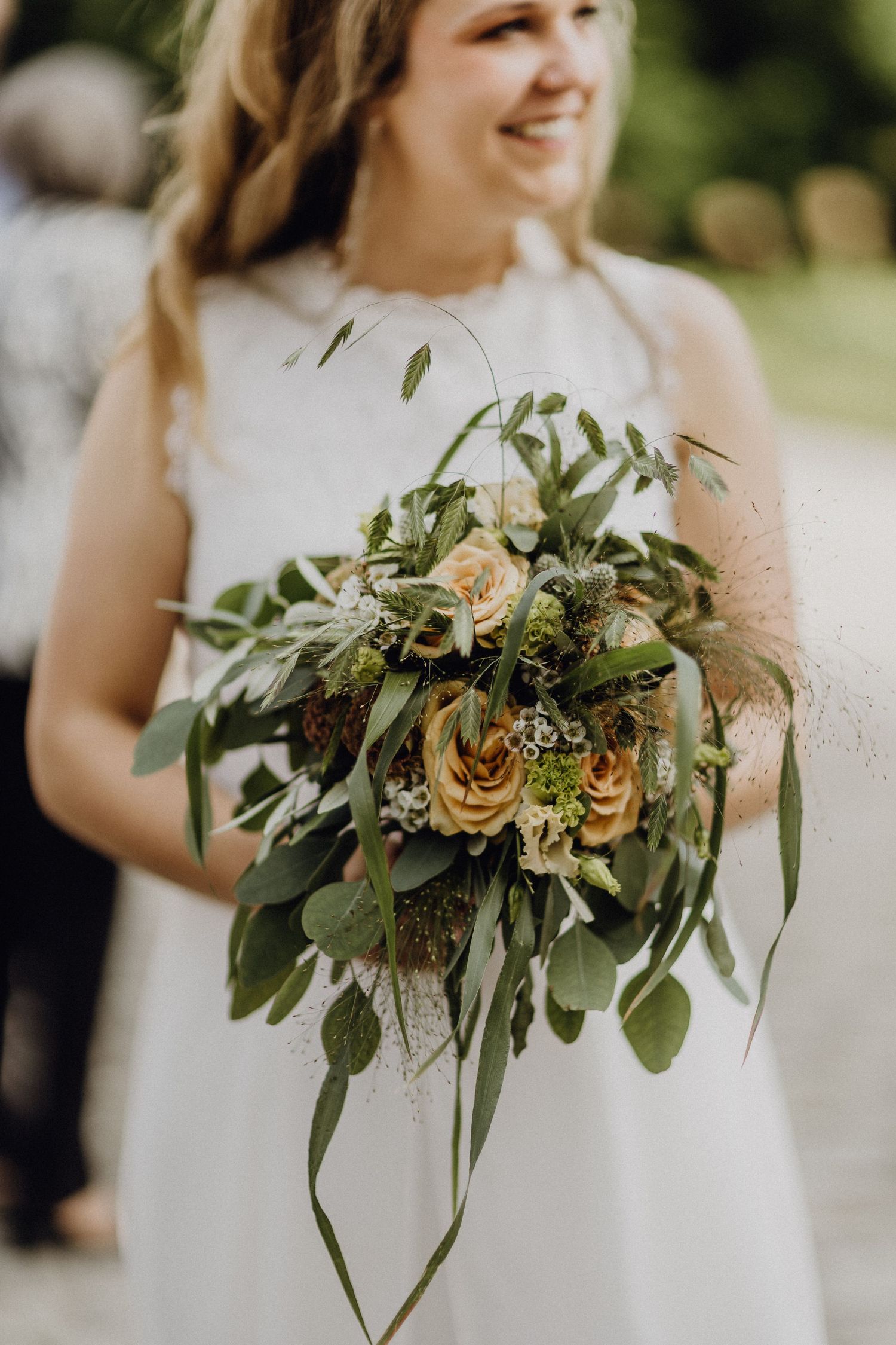 Natürliches Grün Brautstrauß mit Rosen und Eukalyptusblättern.