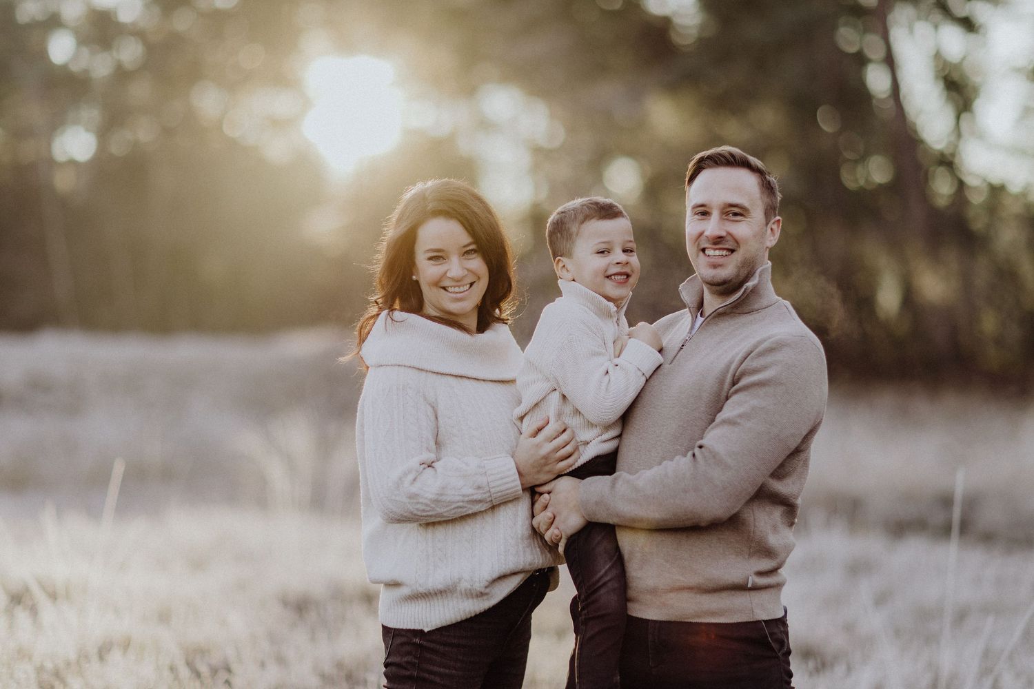 Lässiges Familienfotoshooting im Freien während des Sonnenuntergangs der goldenen Stunde.