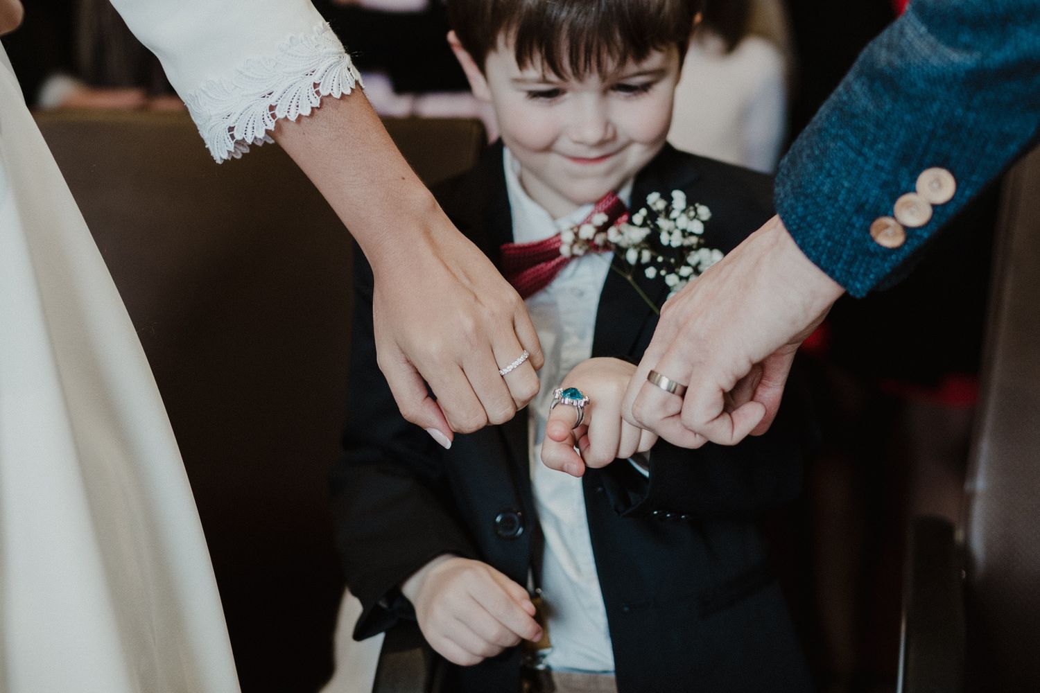 Photographie de mariage à Genève — détail des alliances pendant une cérémonie intime en Suisse romande.