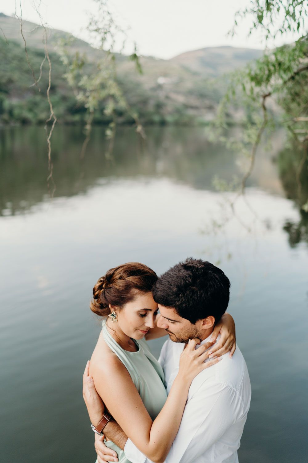 Photographe mariage Vaud – couple amoureux au bord d’un lac en Suisse romande