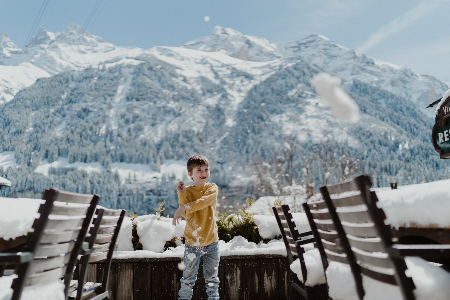 Photographe mariage Suisse — enfant lors d’un mariage d’hiver à Lausanne. Mariage familial dans les Alpes suisses avec vue sur les montagnes