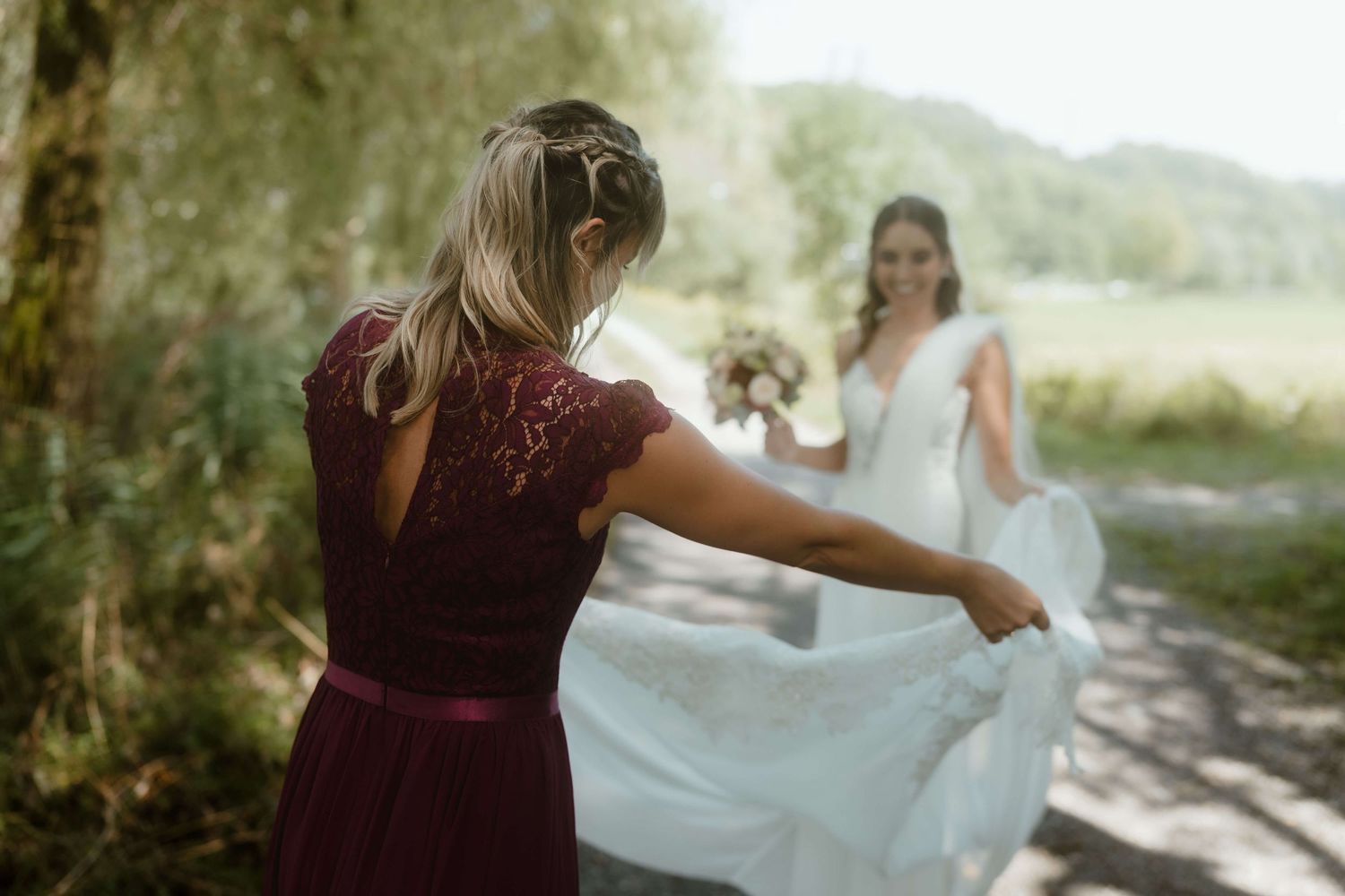 Emotionale First Look Szene mit der Braut und ihrer Trauzeugin im Grünen – aufgenommen von Hochzeitsfotograf NuMa Fotografie in Vorarlberg