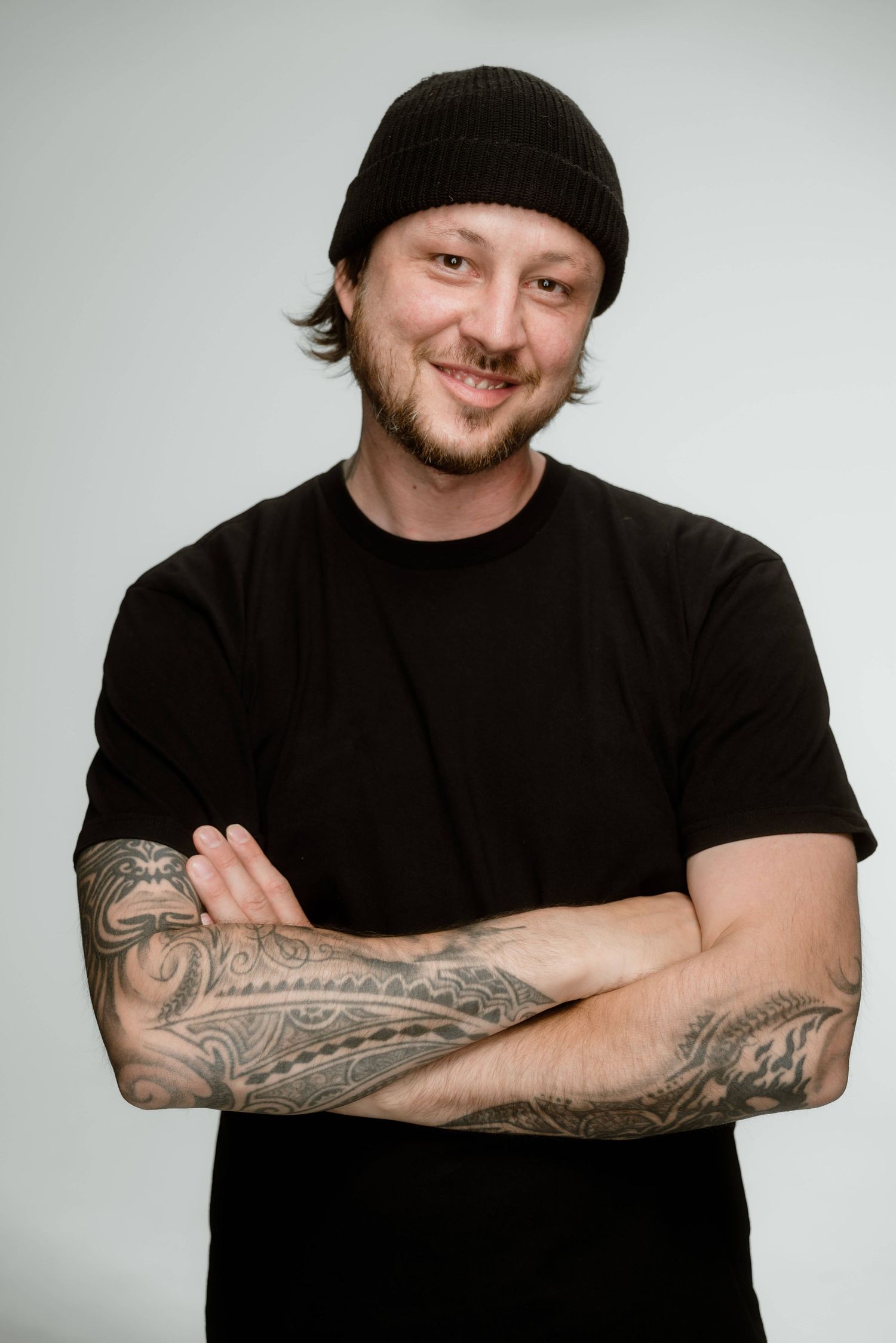 Portrait eines tätowierten Mannes im Studio – natürliche Männerfotografie in Vorarlberg von NuMa Fotografie.