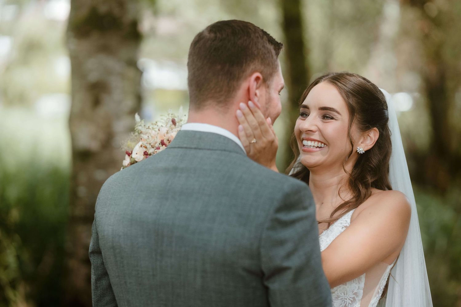 Simone und Matthias beim First Look – ehrliche Freude und Nähe eingefangen von Hochzeitsfotograf NuMa Fotografie in Vorarlberg
