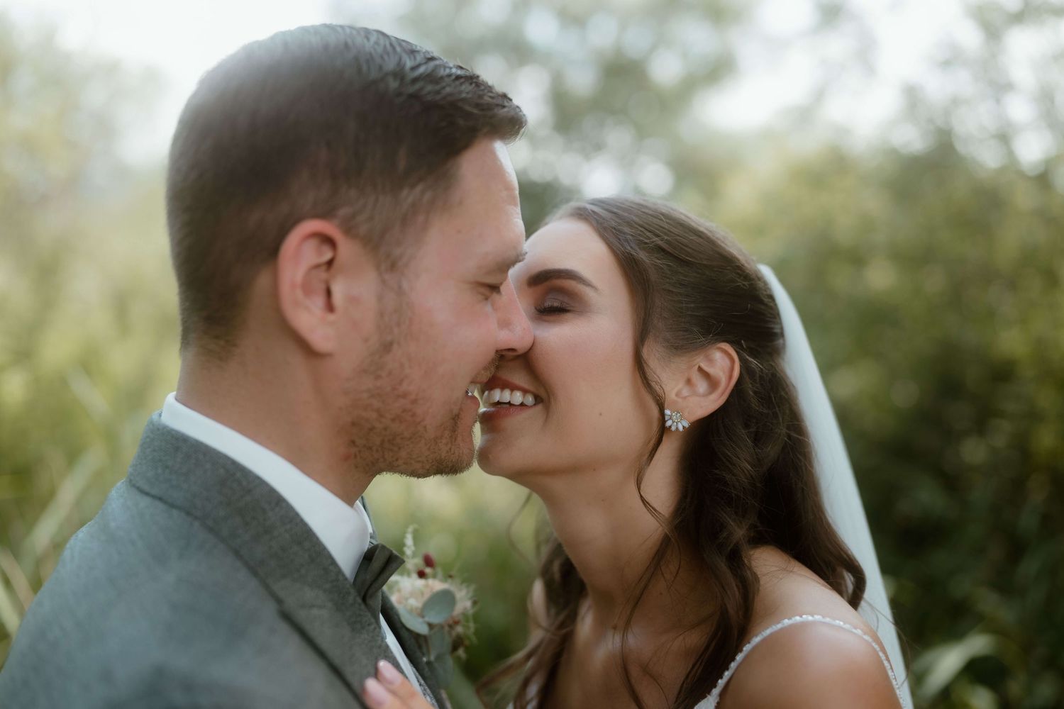 Der emotionale Moment des First Look zwischen Braut und Bräutigam in Vorarlberg, festgehalten von NuMa Fotografie
