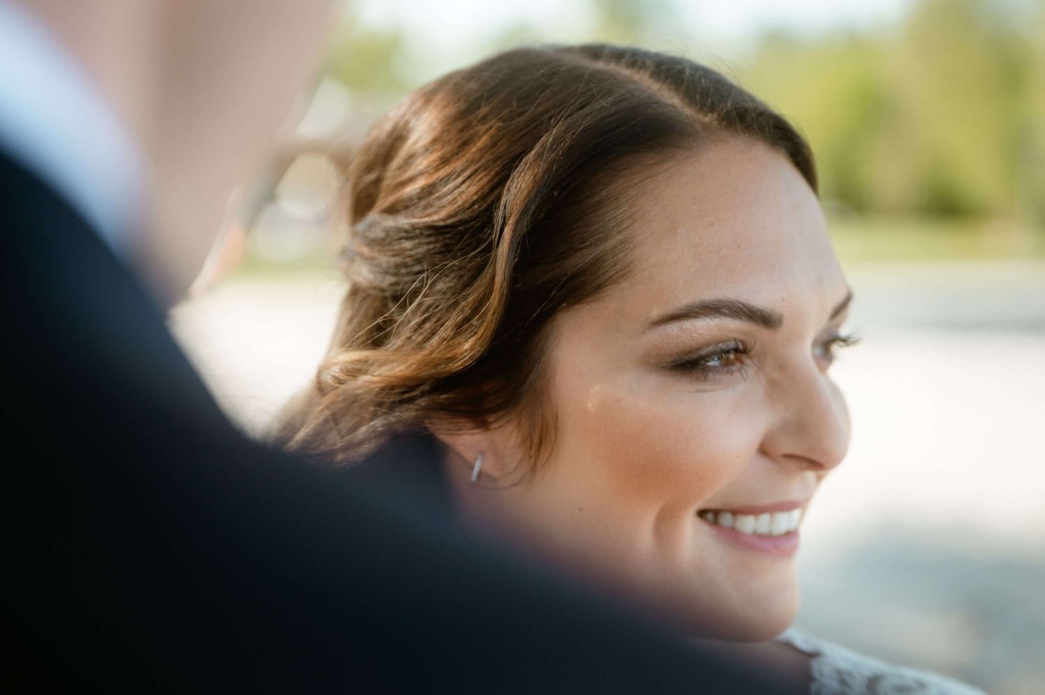 Emotionale Nahaufnahme der Braut mit Blick auf ihren Bräutigam – Hochzeit am Bodensee
