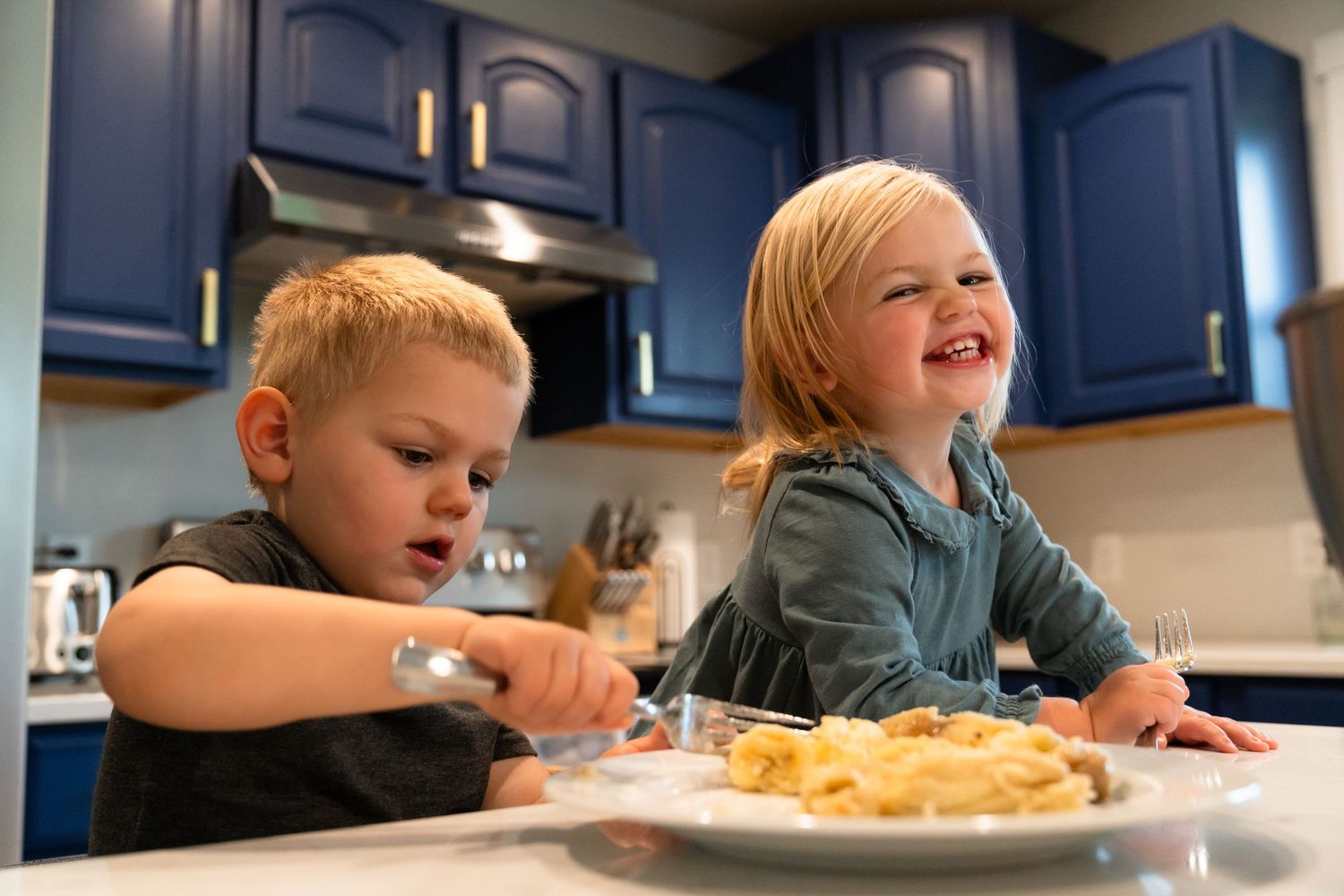 Kewaskum Wisconsin Lifestyle Photography session in-home kitchen baking Washington County Wisconsin Family Photographer