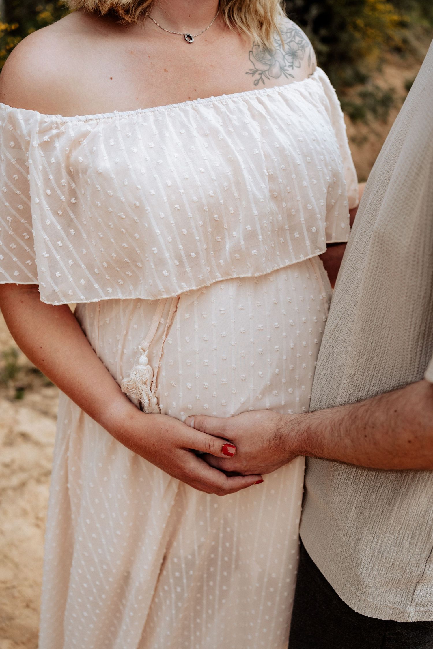 Emotionale Babybauchfotos in Hilpoltstein und Umgebung. Die Frau und der Mann streicheln den Babybauch.