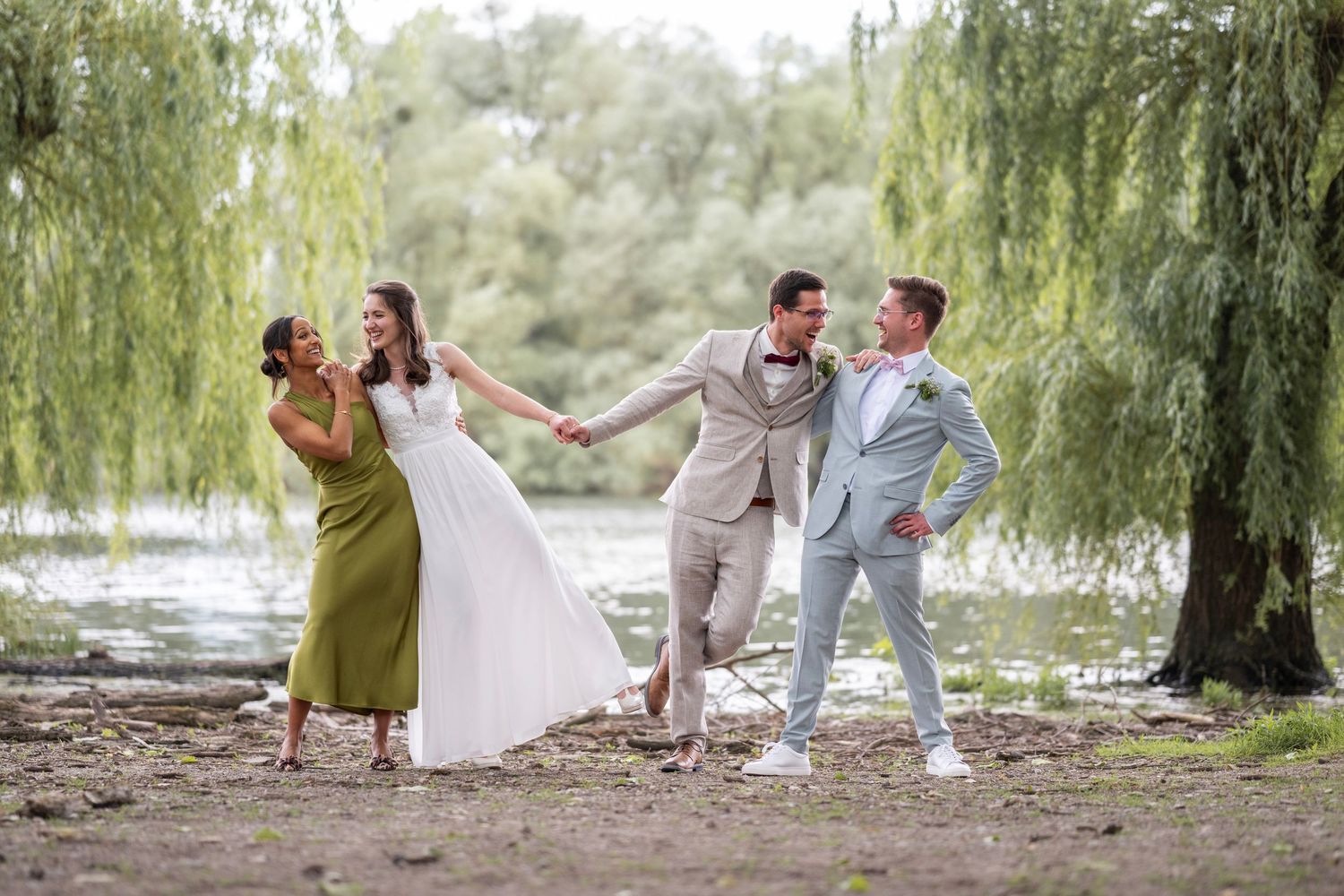 Ein Gruppenbild einer Hochzeit, Braut und Bräutigam mit ihren Trauzeugen