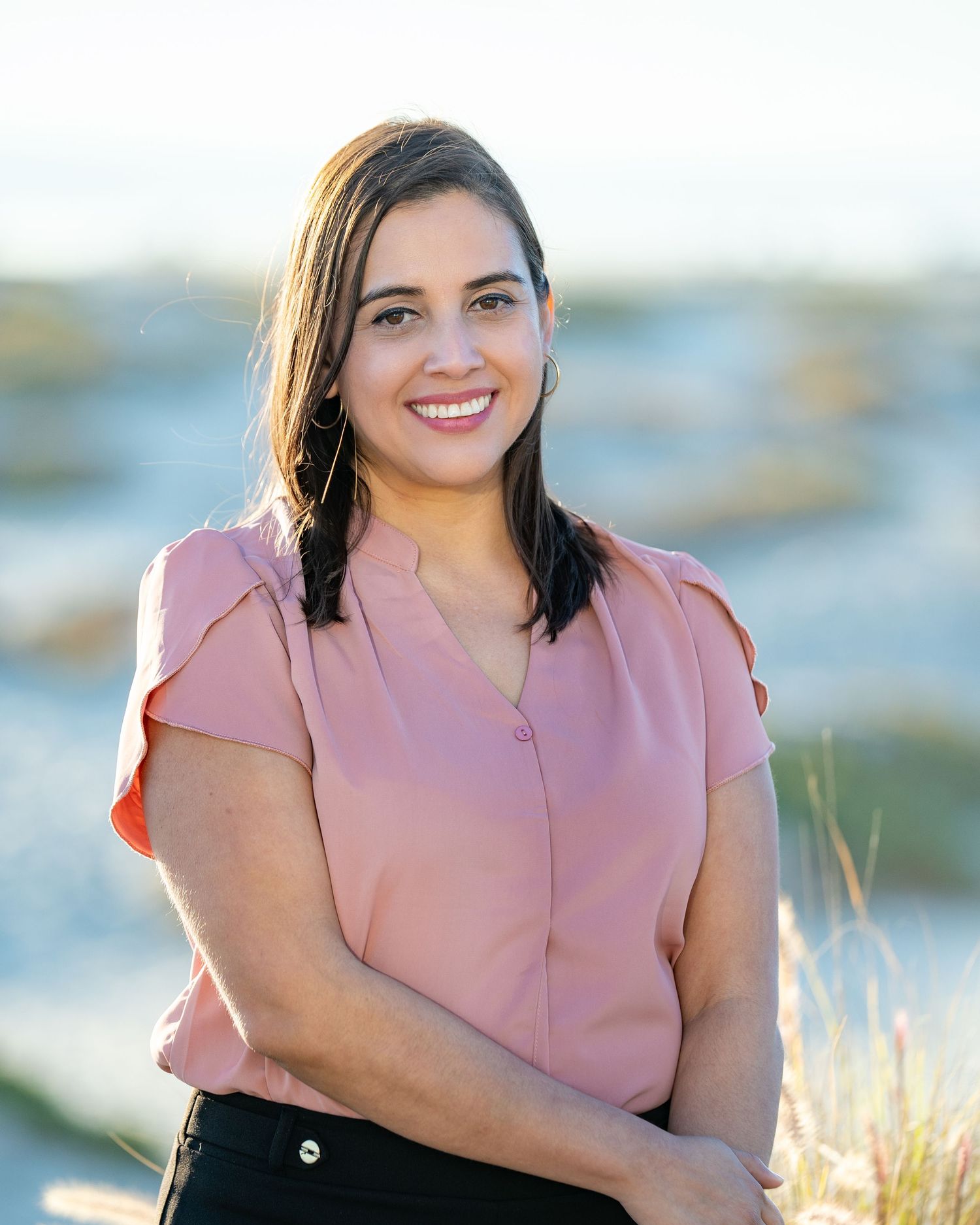 Modern headshot featuring a business professional near the beach – approachable and clean coastal portrait