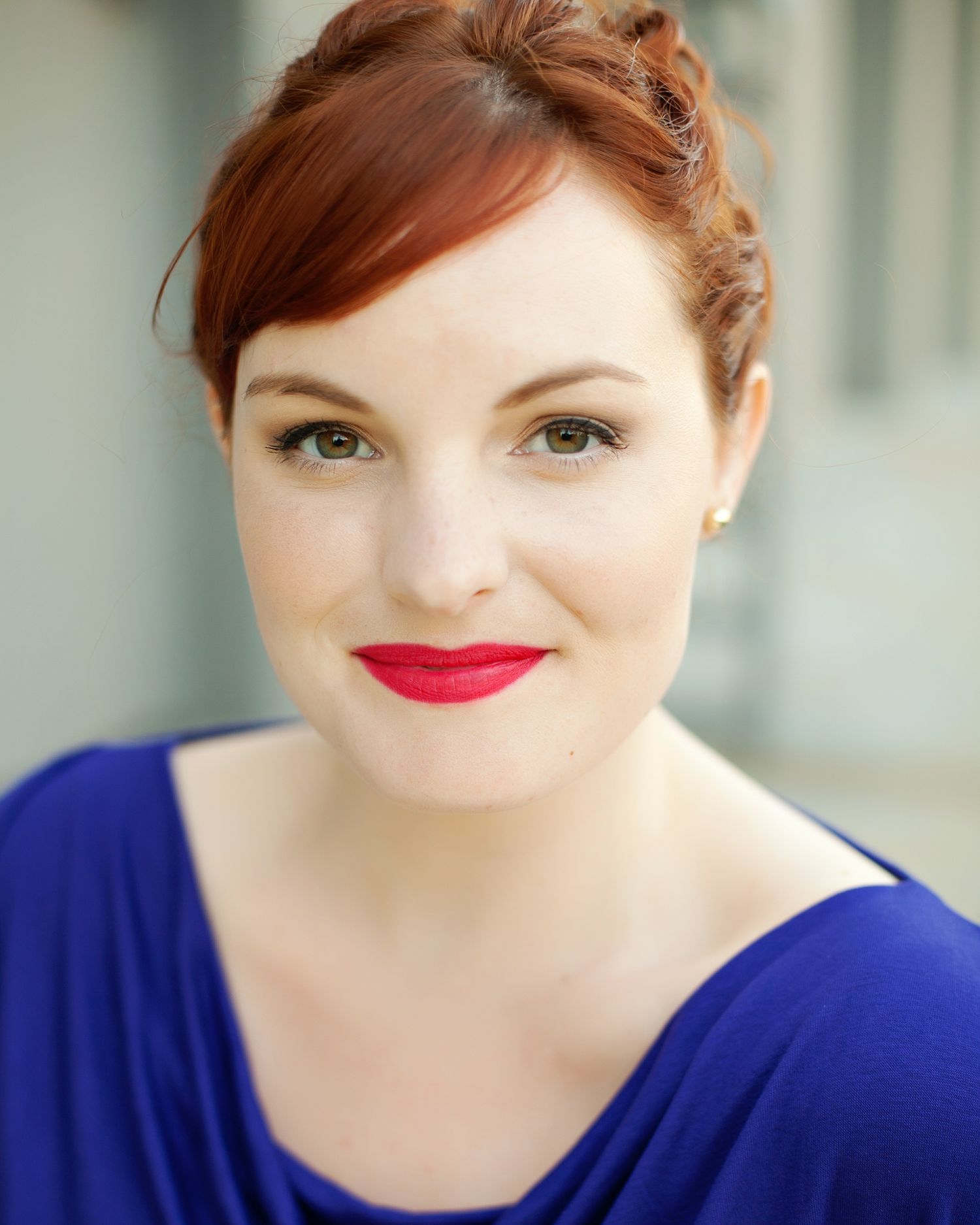 Outdoor branding photo of a classical vocalist or stage performer – natural light and expressive pose