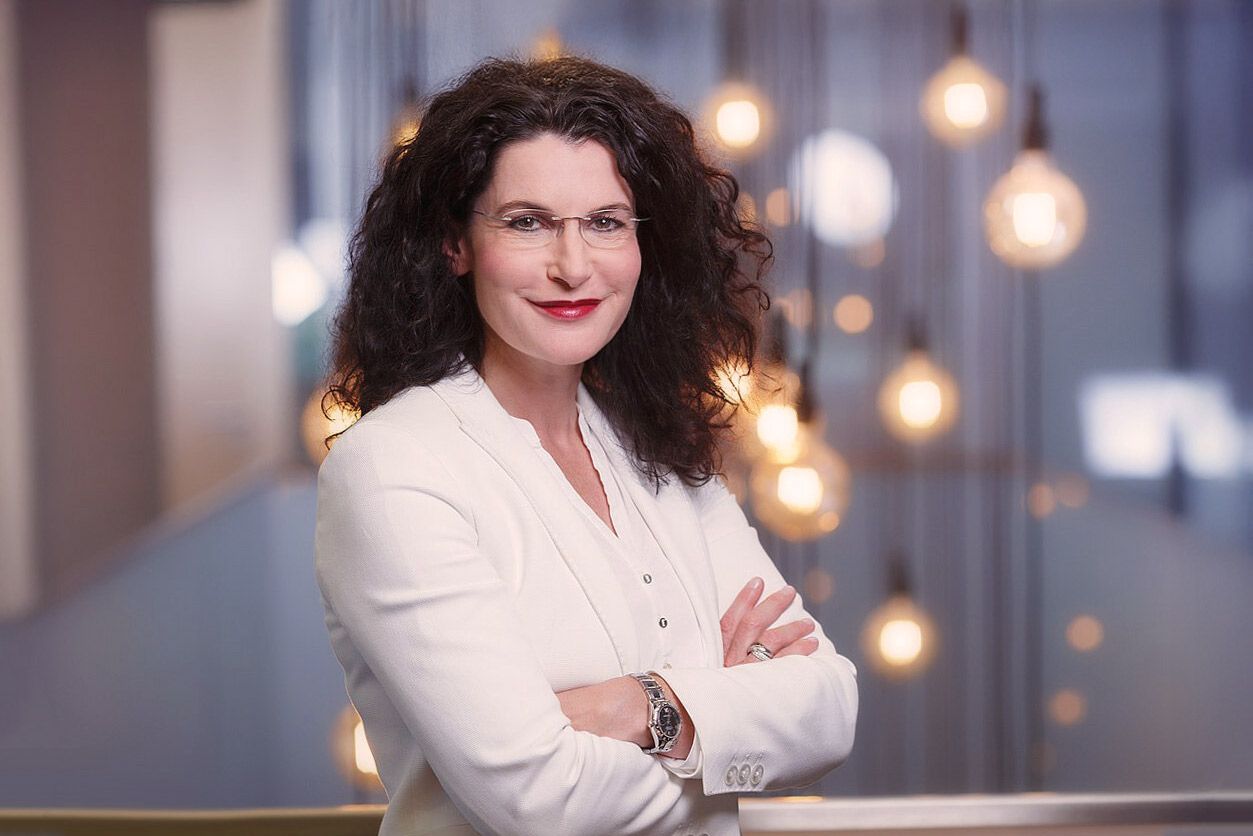 Authentisches Businessportrait einer Unternehmerin in ihrer natürlichen Arbeitsumgebung – Personal Branding Fotografie mit Atmosphäre