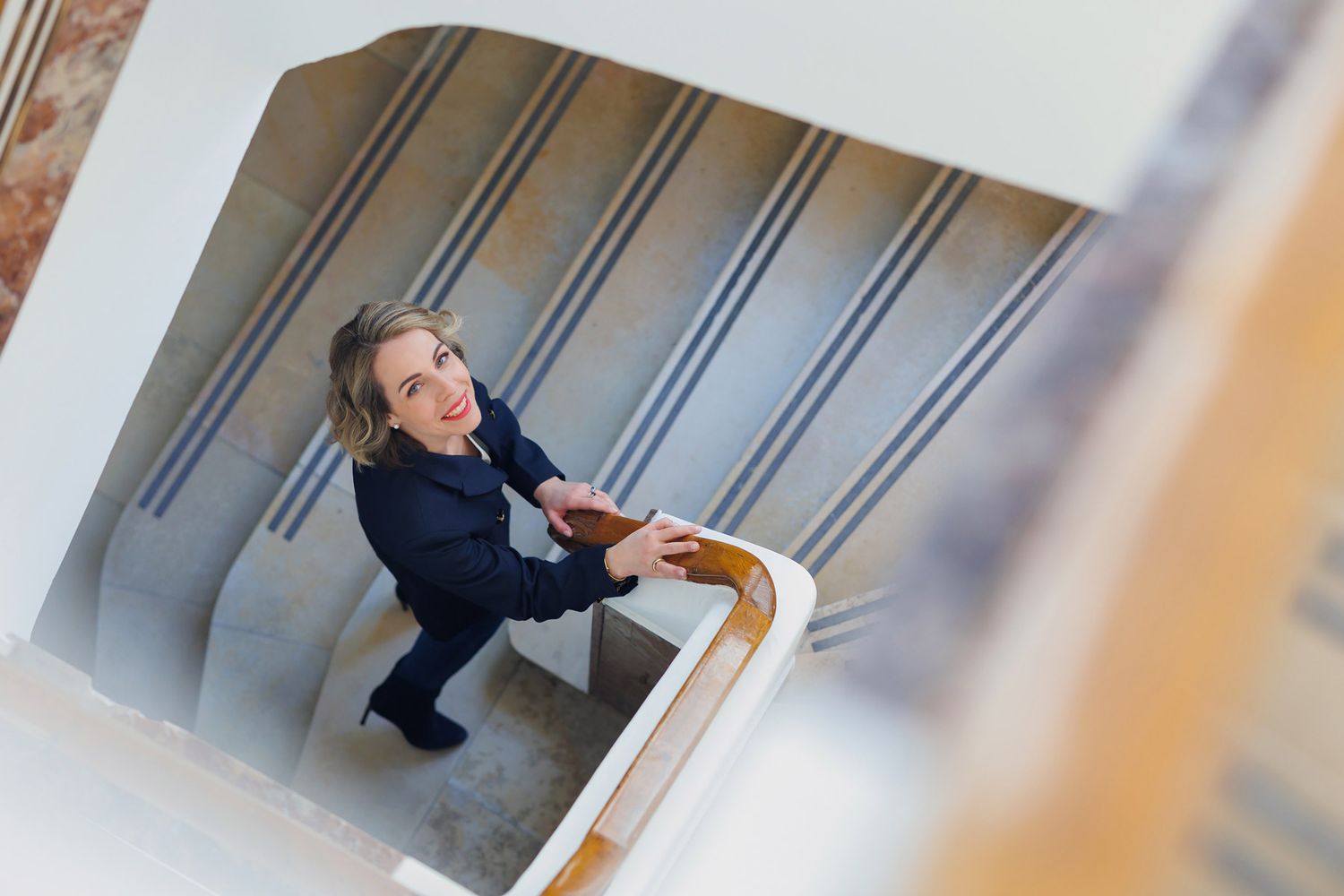Businessportrait im Freien mit natürlichem Licht – Personal Branding Fotografie mit Leichtigkeit und Nähe