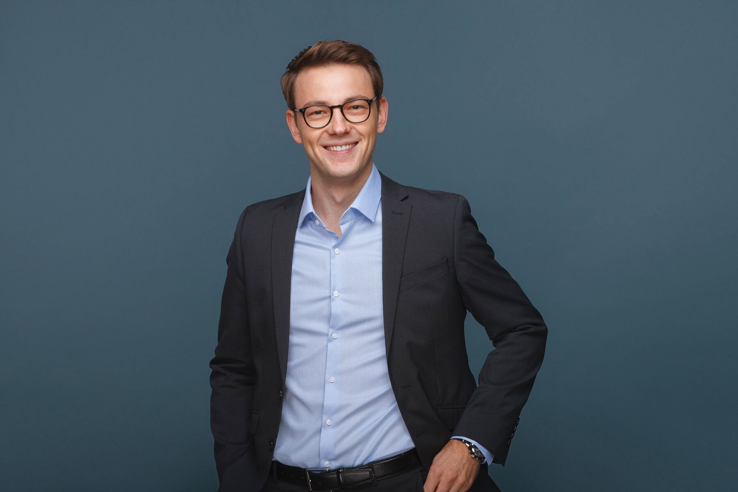 Authentisches Businessportrait von Mitarbeiter im einheitlichen Look
