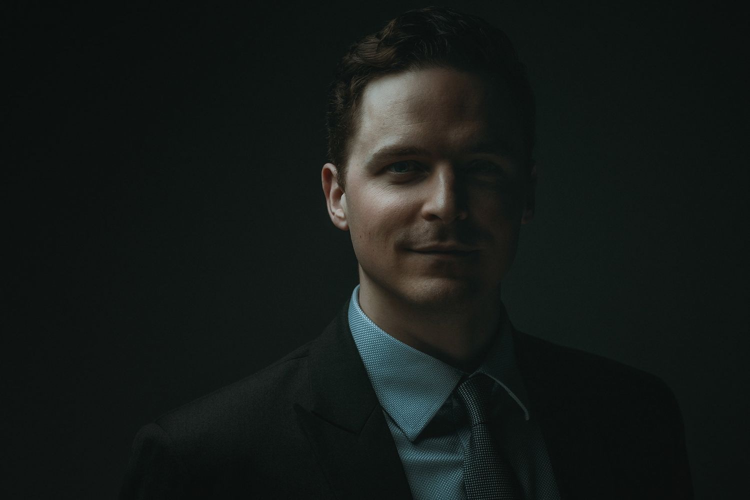 Professionelles Close-up-Portrait mit direktem Blick in die Kamera – dunkle ausdrucksstarke Personal Branding Fotografie