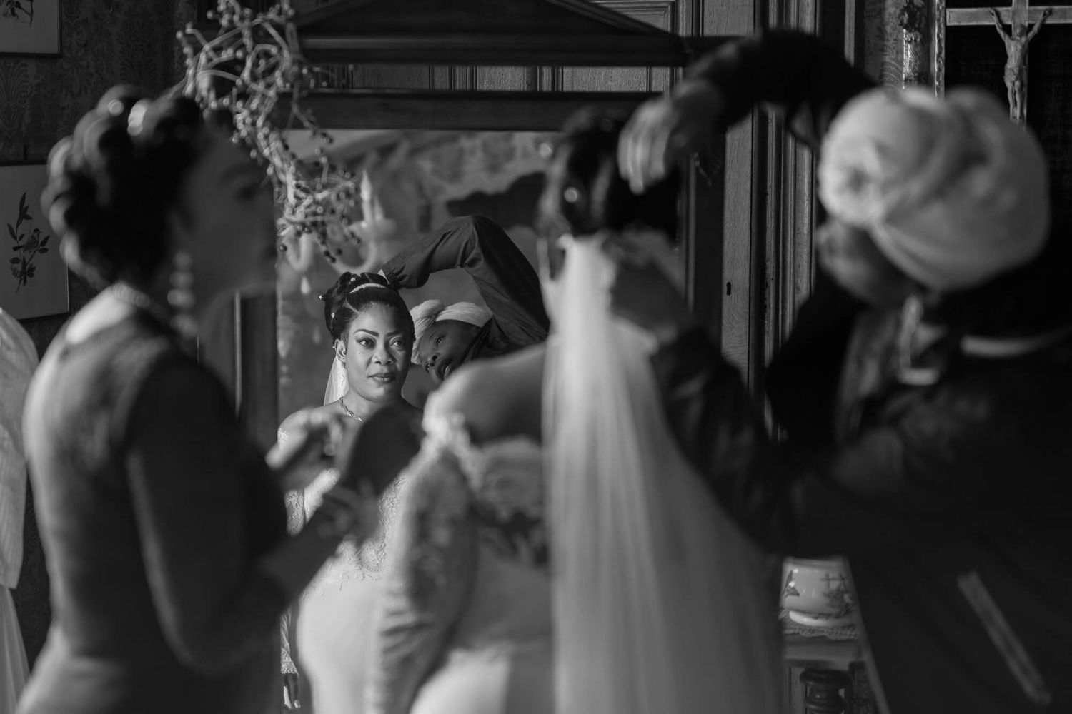 photo en noir et blanc d'une future mariée se regardant dans le miroir
