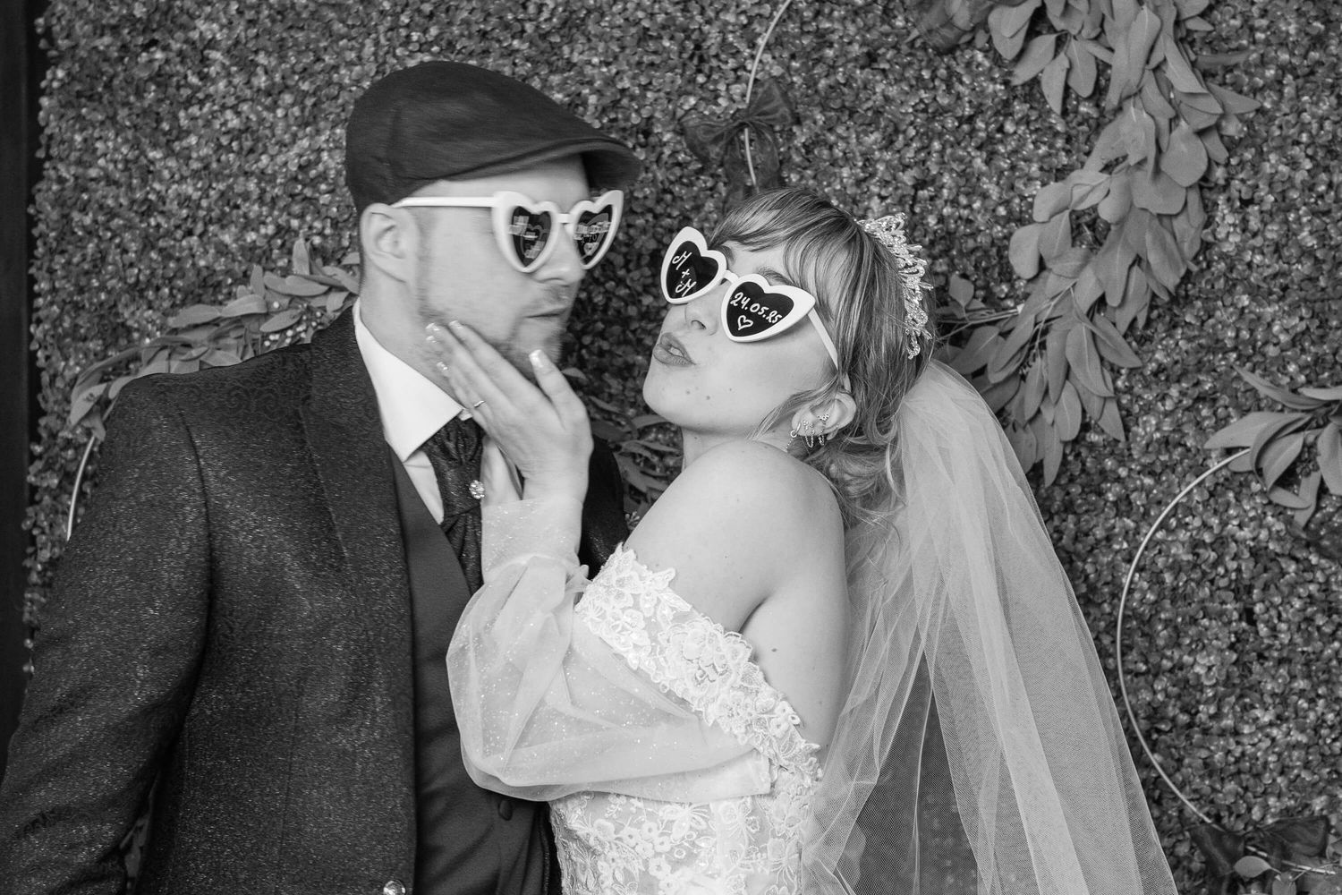un couple de mariés célébrant leur mariage en s'embrassant