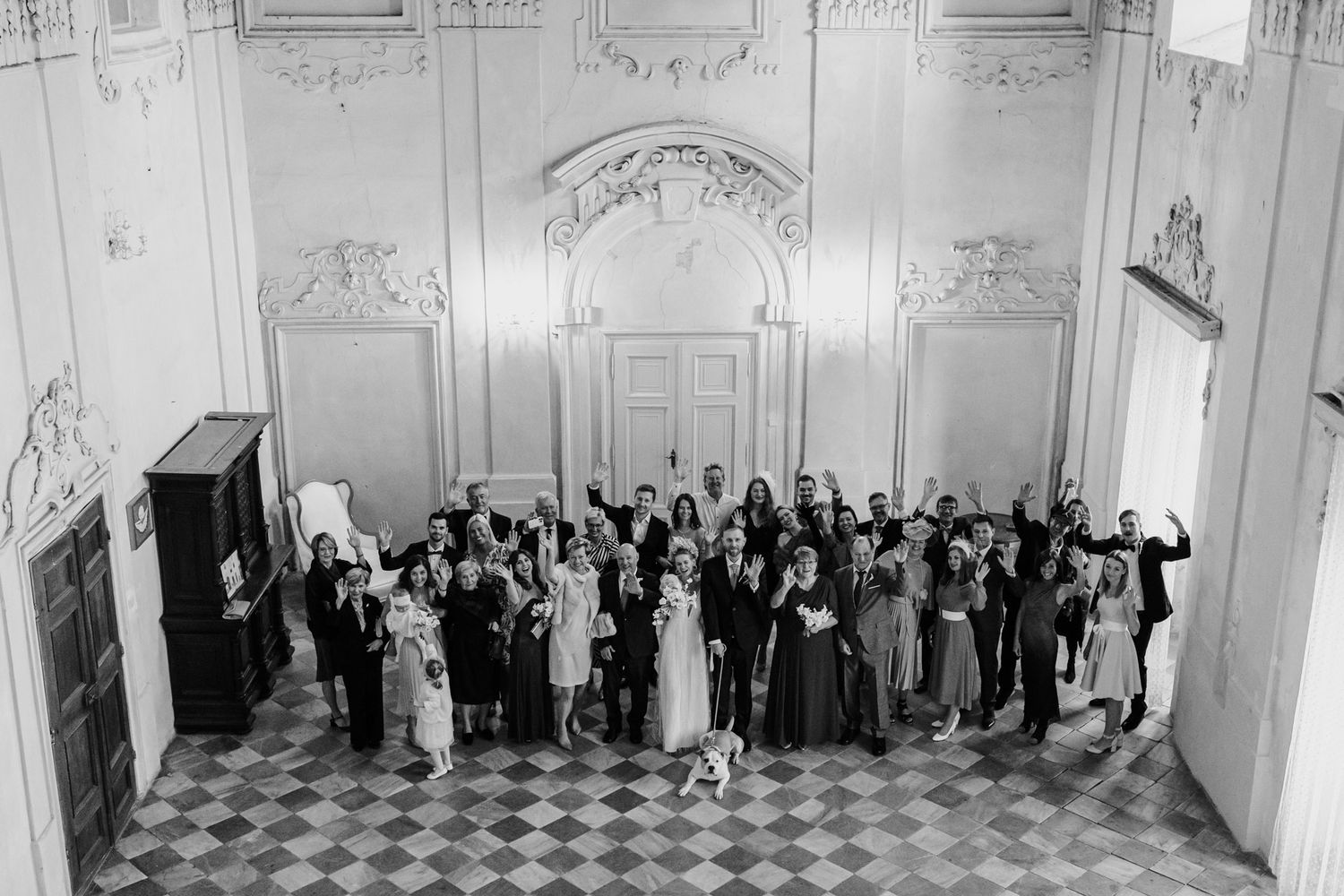The wedding photo of group captured at the Zámek Křinec.