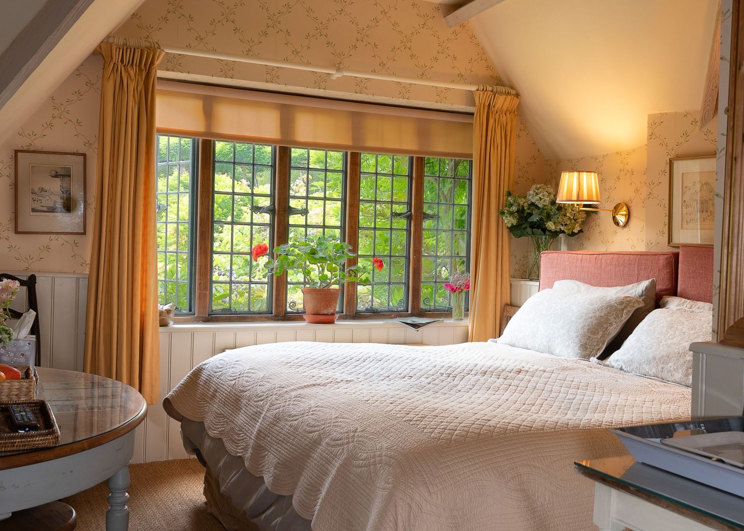 Bedroom of bed and breakfast/ Airbnb in Burford