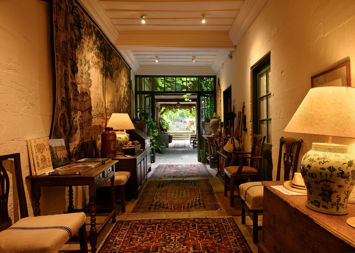 spectacular entrance to the Greyhounds bed and breakfast/ Airbnb in Burford, Oxfordshire