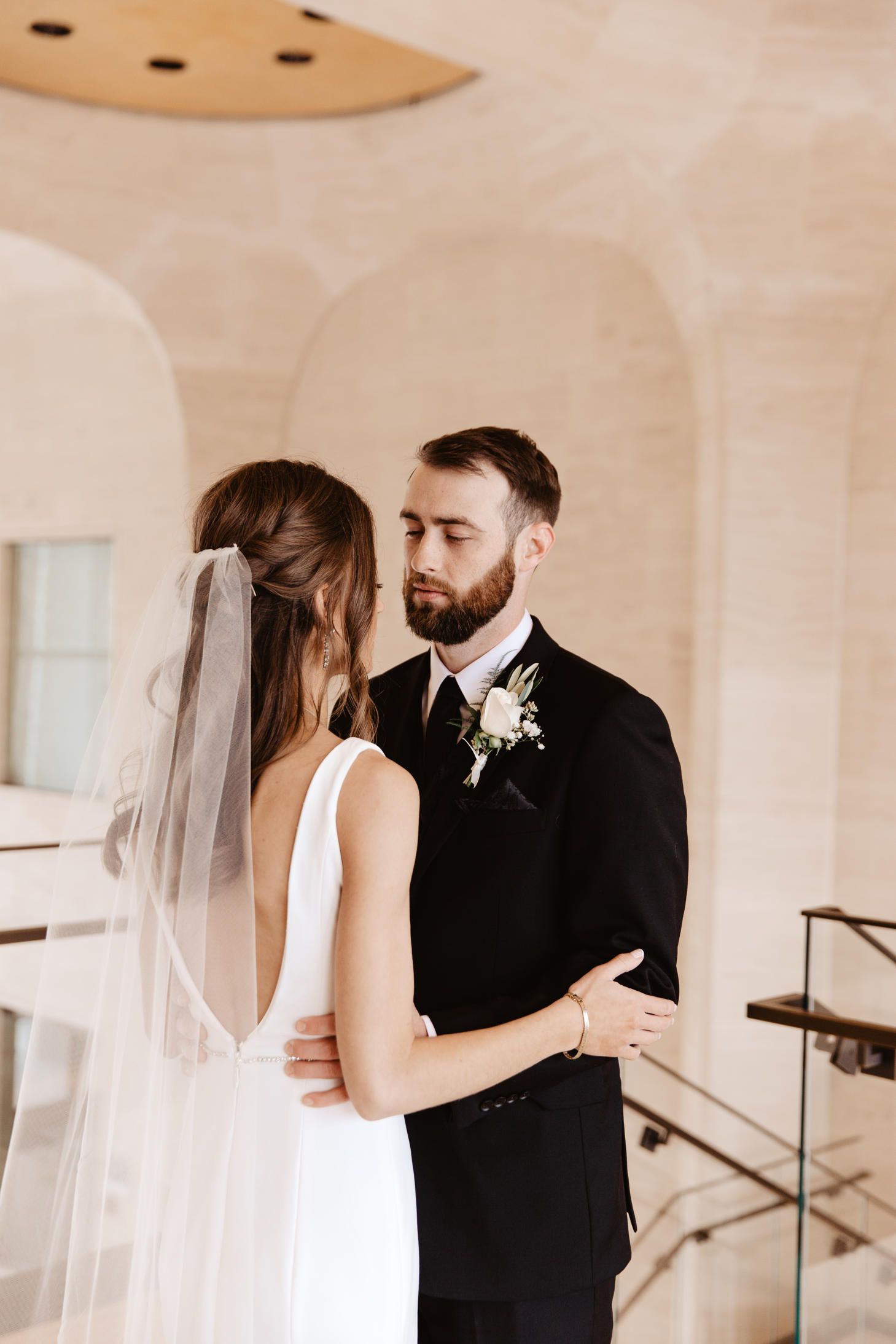 sheldon art gallery wedding photos, weddings at the sheldon art museum in lincoln nebraska, bride and groom photos sheldon art museum