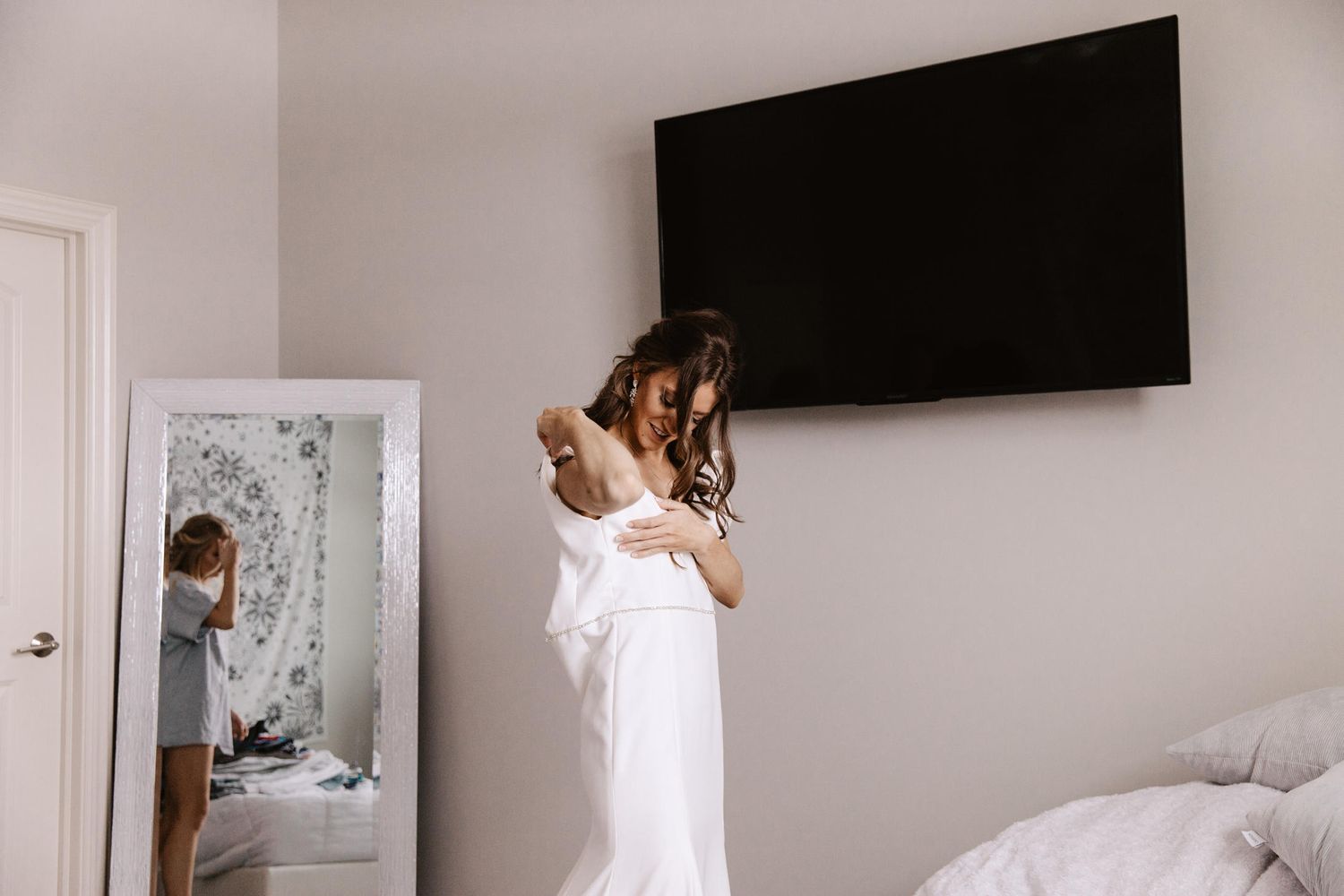 bride putting on her dress in lincoln nebraska, lincoln ne wedding photographers